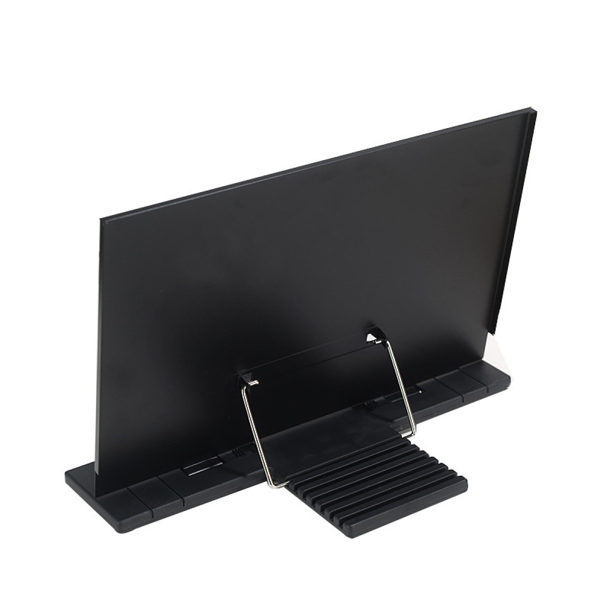 Czarny pulpit na białym tle. Ma dużą płaską powierzchnię na nuty i podpórkę do podpierania.