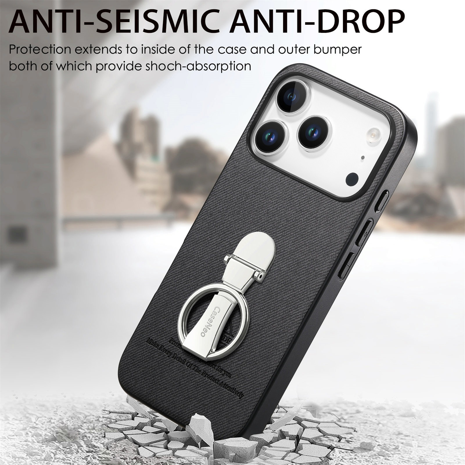 Custodia per telefono nera con supporto ad anello argentato. Dispone di una tripla fotocamera. Custodia su terreno rotto.