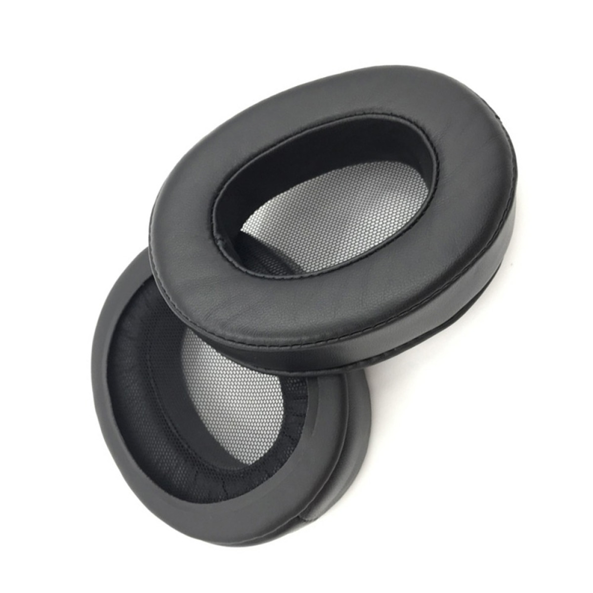 Zwei schwarze, oval geformte Kopfhörer-Ohrpolster auf weißem Hintergrund. Jedes Pad hat ein Mesh-Interieur. Das obere Pad ist leicht angewinkelt.