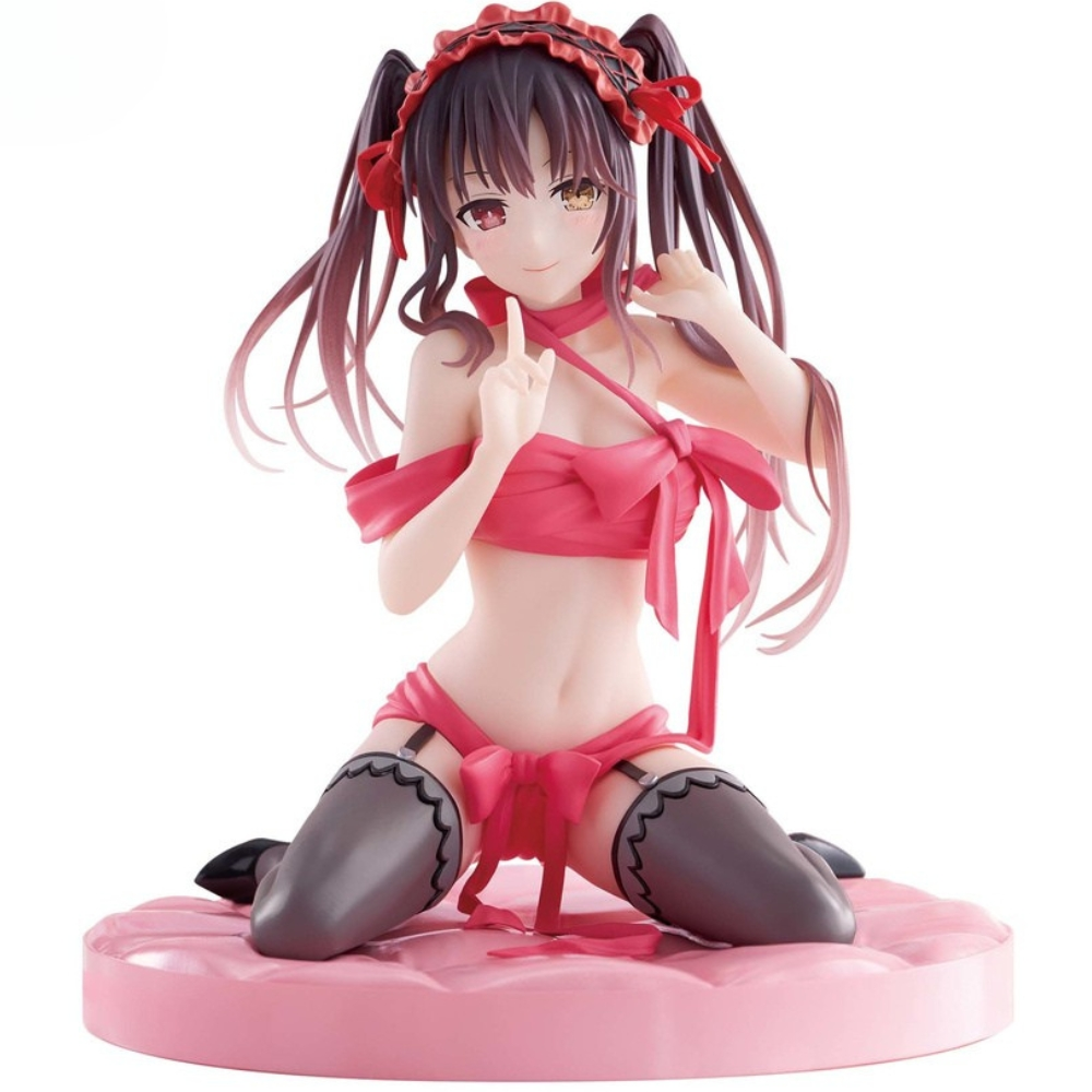 Figura anime, in ginocchio su un cuscino rosa. Indossa lingerie rosa con fiocchi, calze nere e ha capelli scuri con accenti rossi.