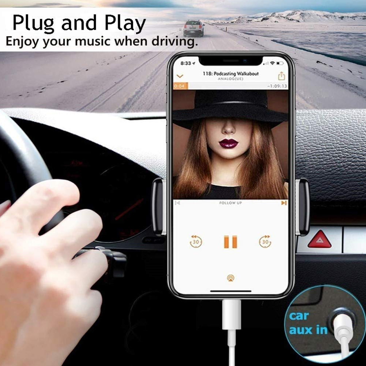 Ein Telefon mit einem Podcast wird in einem Auto montiert. Eine Hand ist am Lenkrad, und ein Auto fährt auf einer schneebedeckten Straße.