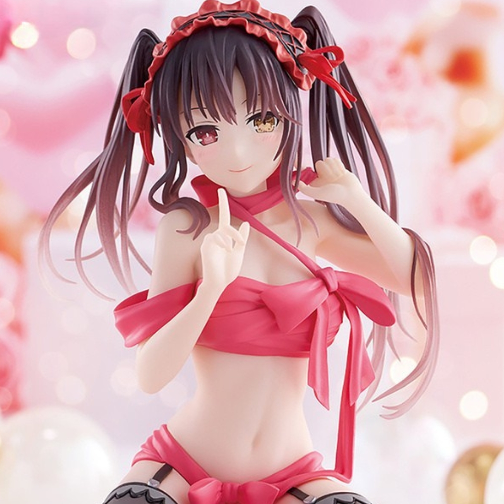 Figura anime di una ragazza con capelli scuri e dettagli rossi, che indossa un completo rosso con fiocchi. Sfondo rosa tenue con elementi sfocati.