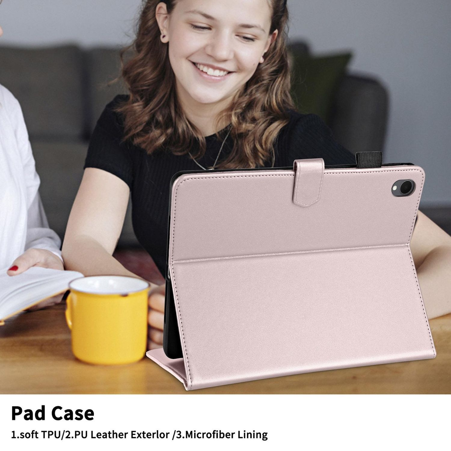 Eine Frau lächelt, während sie eine offene rosa Tablethülle hält. Auf dem Tisch steht eine gelbe Tasse. Text: Pad Case.