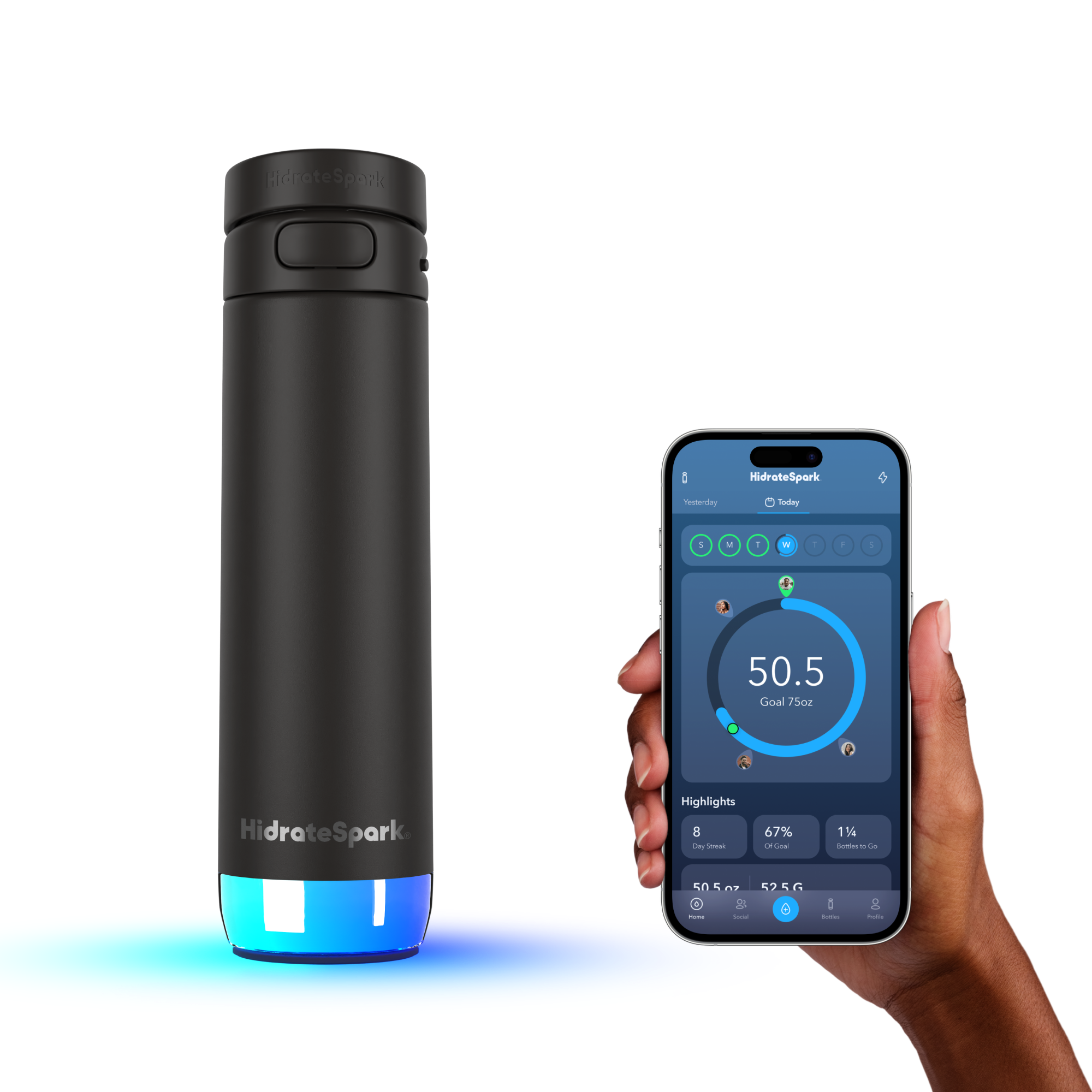 Eine schwarze HidrateSpark-Wasserflasche neben einem Telefon mit Hydratationsstatistiken. Eine Hand hält das Telefon.