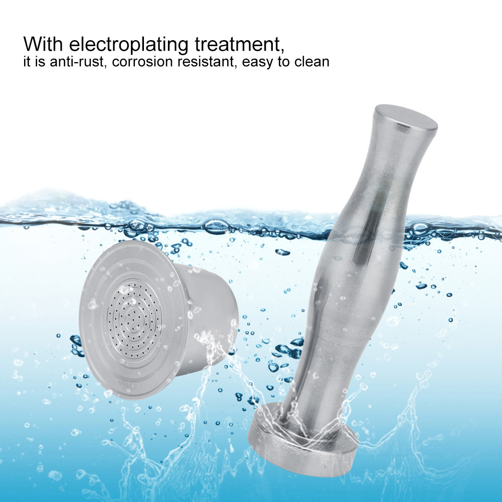 Küchenutensilien aus Edelstahl in Wasser getaucht. Eines ist ein Griff, das andere ein runder Filter.