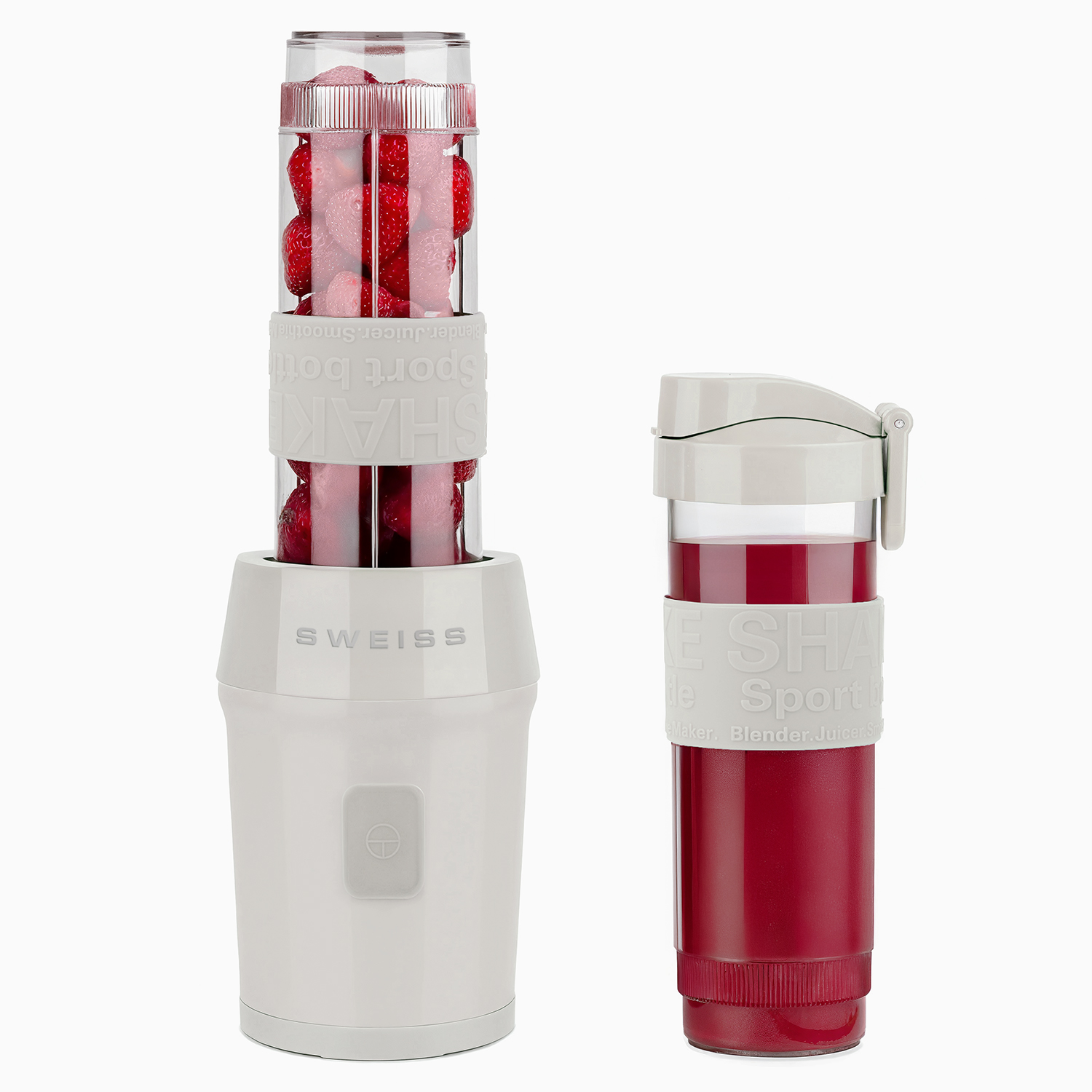 Una licuadora blanca con fresas y una bebida mezclada. La licuadora tiene la palabra 'Sweiss'. Una botella deportiva está a la derecha.