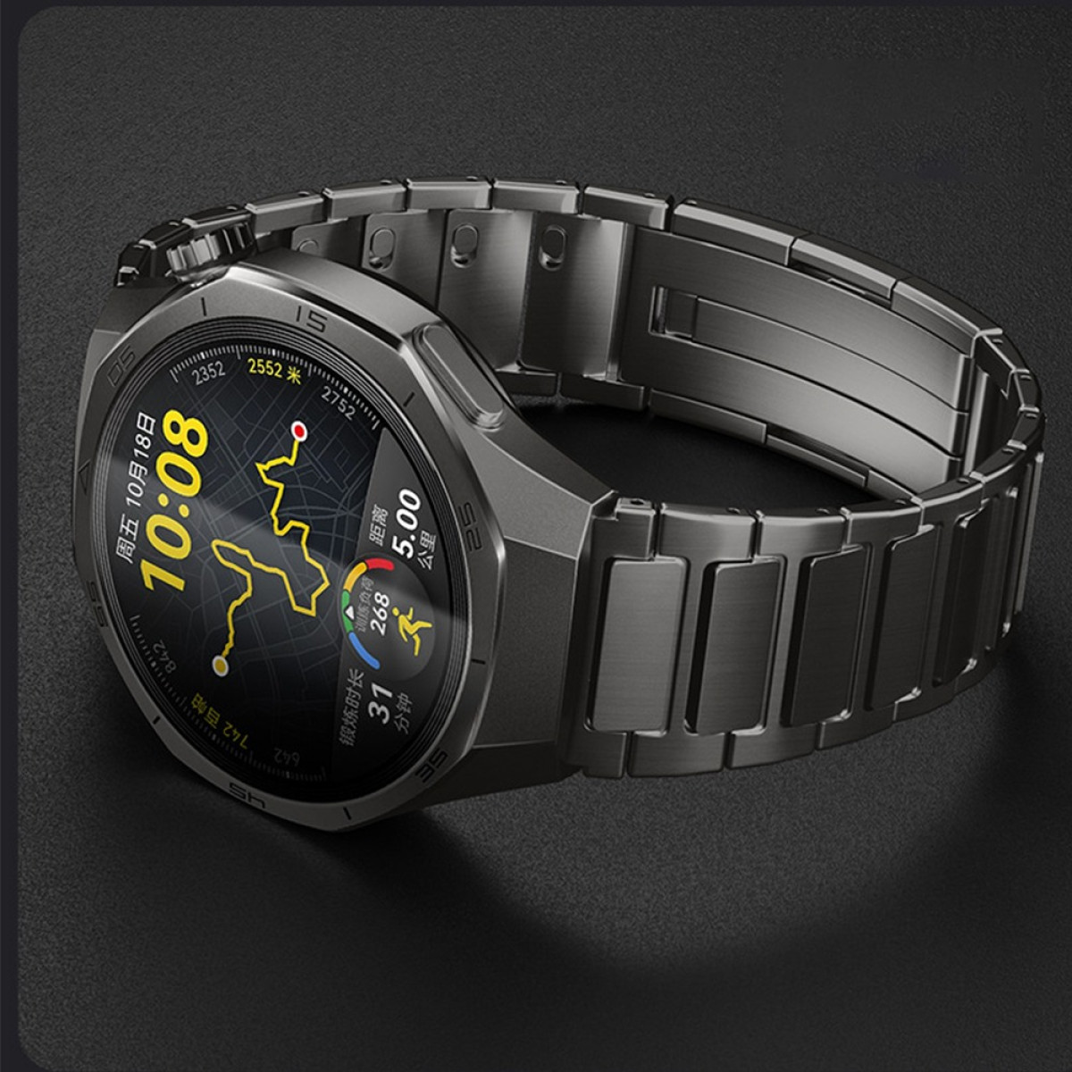 Dunkelgraue Smartwatch mit Metallarmband. Der Bildschirm zeigt Uhrzeit, Karte und Trainingsdaten. Sie liegt auf schwarzem Untergrund.