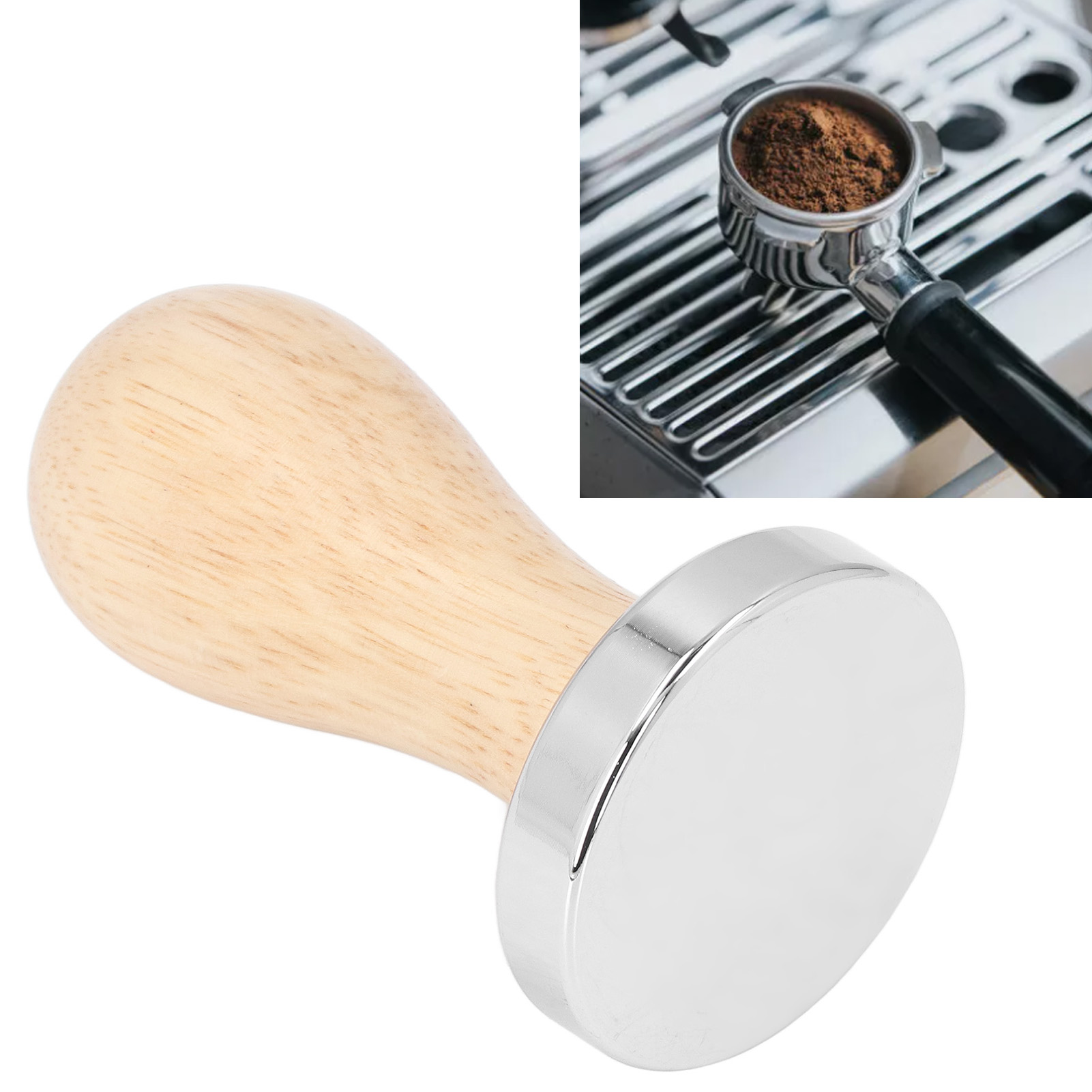 Ein Kaffeetampfer mit Holzgriff und silberner Pressbasis. Ein Siebträger mit Kaffeepulver ist ebenfalls zu sehen.