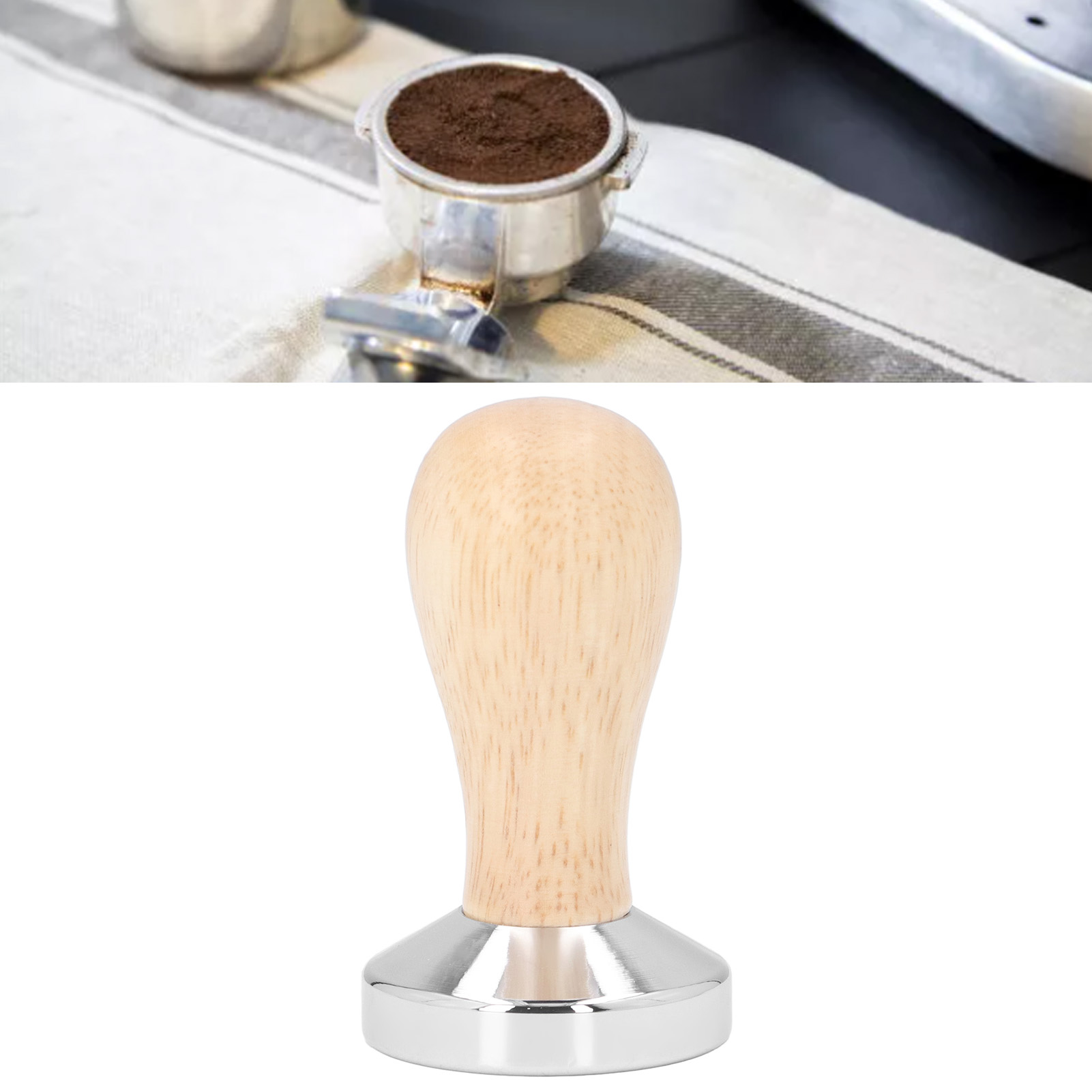 Kaffeefilter mit Kaffeepulver und ein Holz-Kaffeetampfer auf weißem Untergrund.