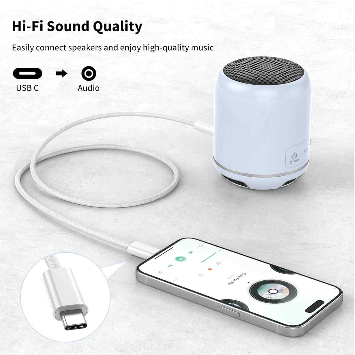 Ein weißer Lautsprecher, der mit einem USB-C-Kabel mit einem Telefon verbunden ist. Das Telefon zeigt eine Musik-App an, und der Lautsprecher ist zylindrisch.