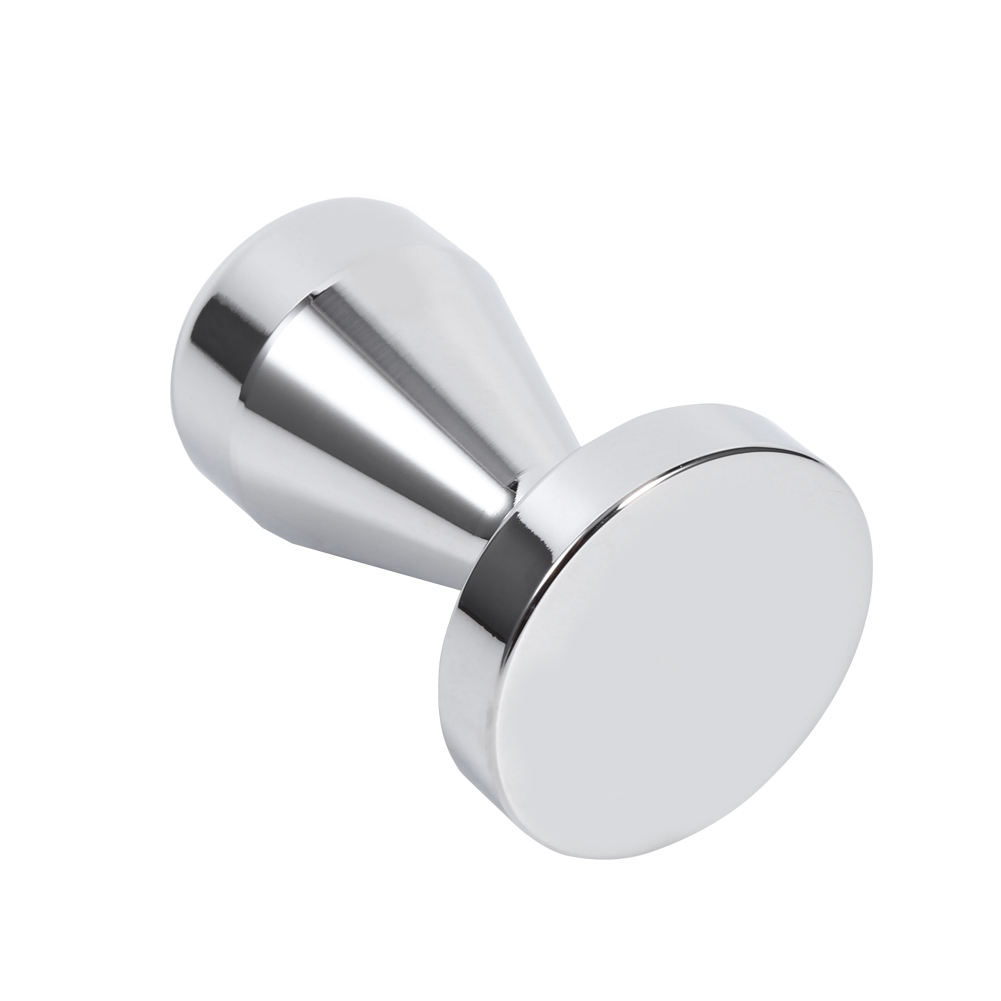Ein verchromter Kaffee-Tamper. Er hat einen konischen Griff und eine flache, kreisförmige Basis, die alle das Licht reflektieren.