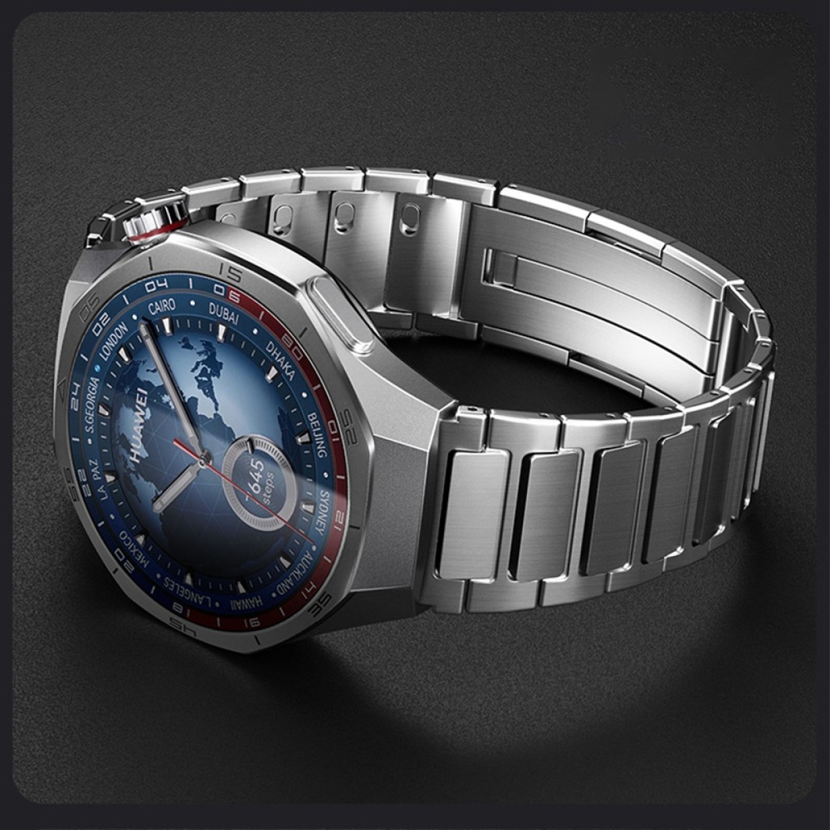 Silberne Huawei-Smartwatch mit Weltkarten-Display, Metallarmband und roten Akzenten. Zeigt Zeit und Schrittzahl auf dunkler Oberfläche.