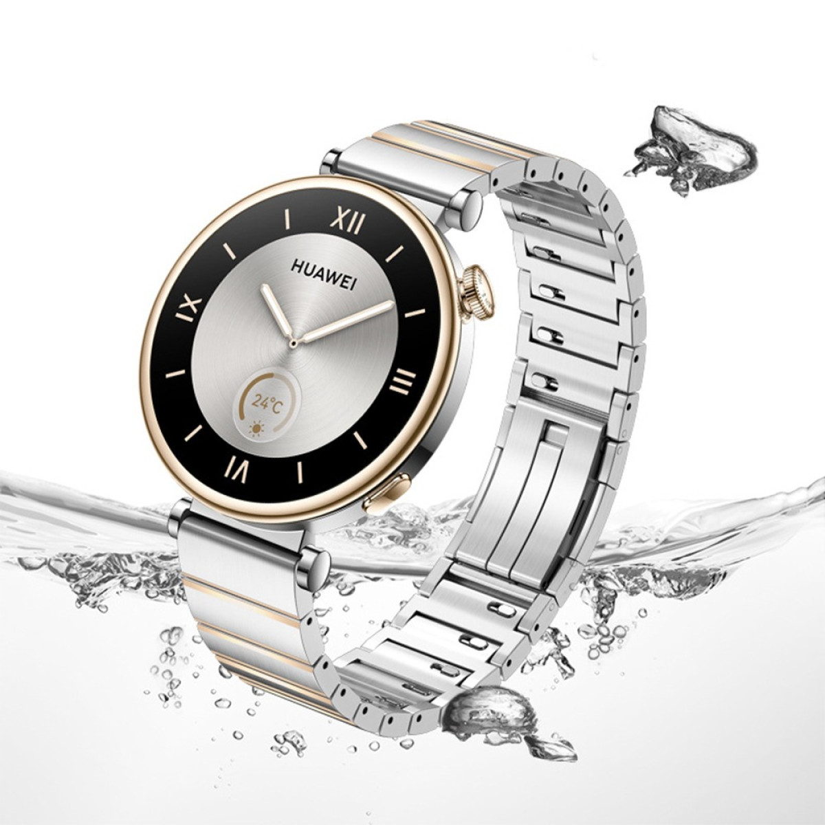 Un smartwatch Huawei è mostrato in acqua. Ha un quadrante argentato, una lunetta nera e oro e un cinturino argentato. Gocce d'acqua lo circondano.
