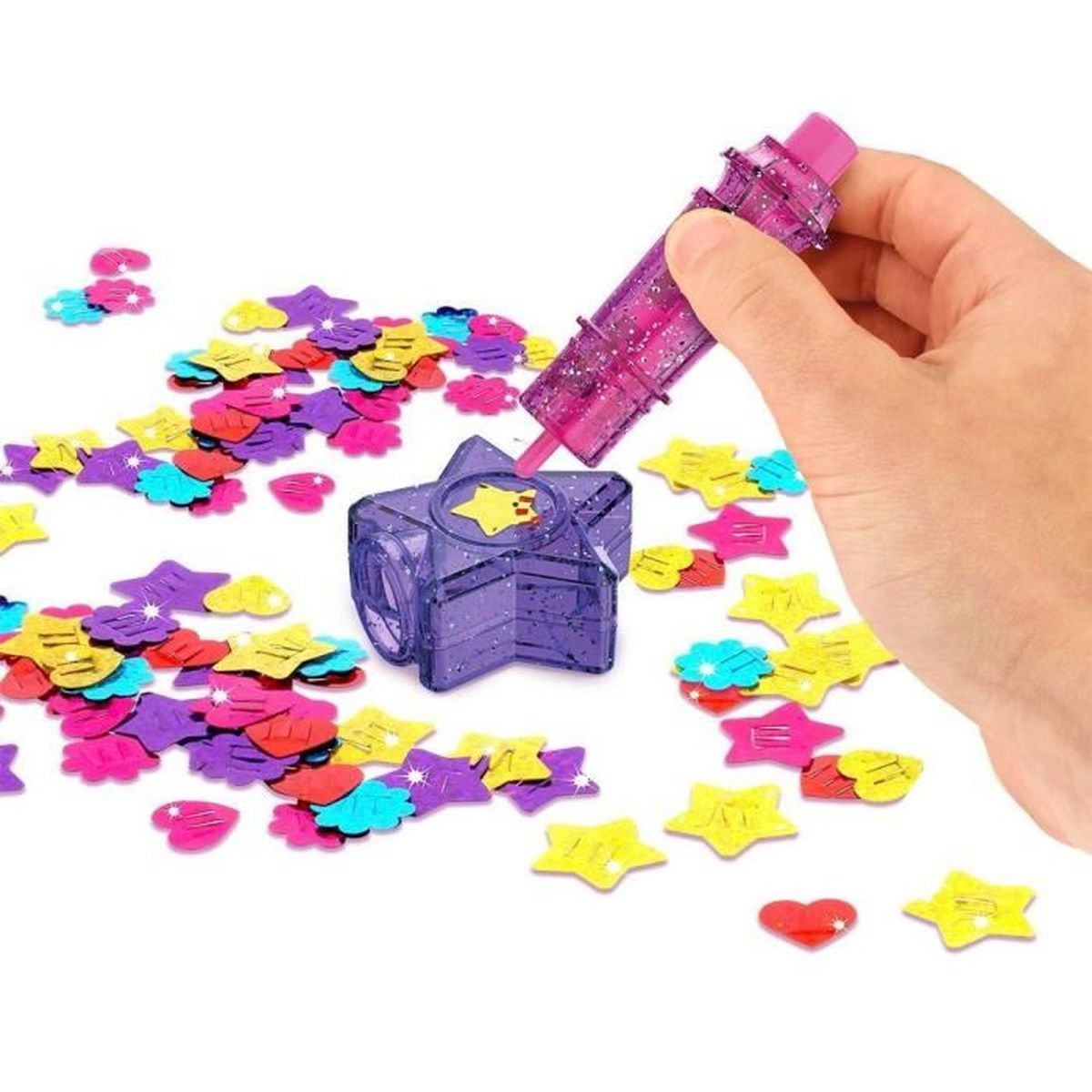 Eine Hand hält einen rosa Glitzerstift über einem sternförmigen Objekt. Buntes Konfetti in Stern- und Herzform.