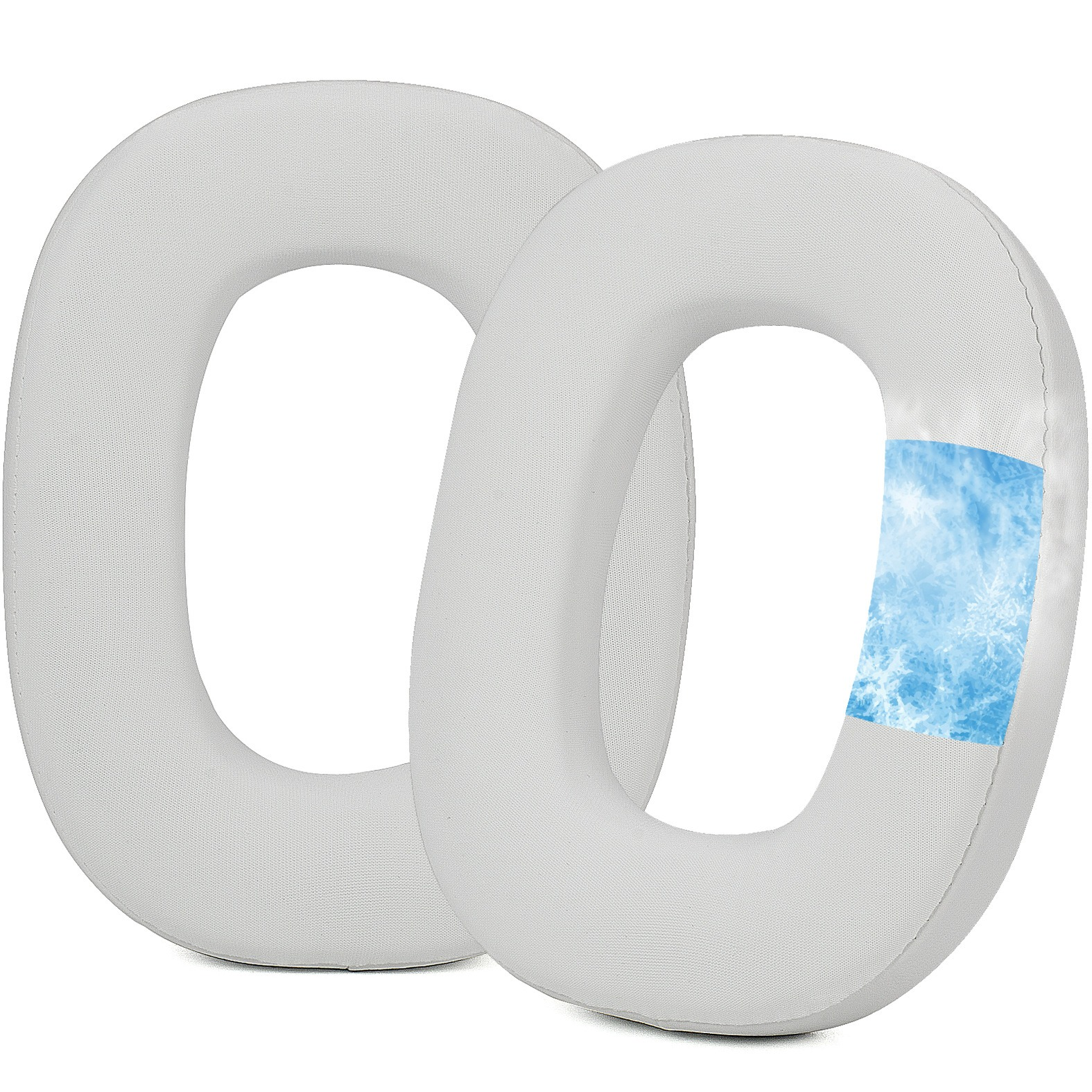 Due cuscinetti bianchi e rotondi per cuffie, con una toppa di gel rinfrescante blu su uno. Sfondo bianco.
