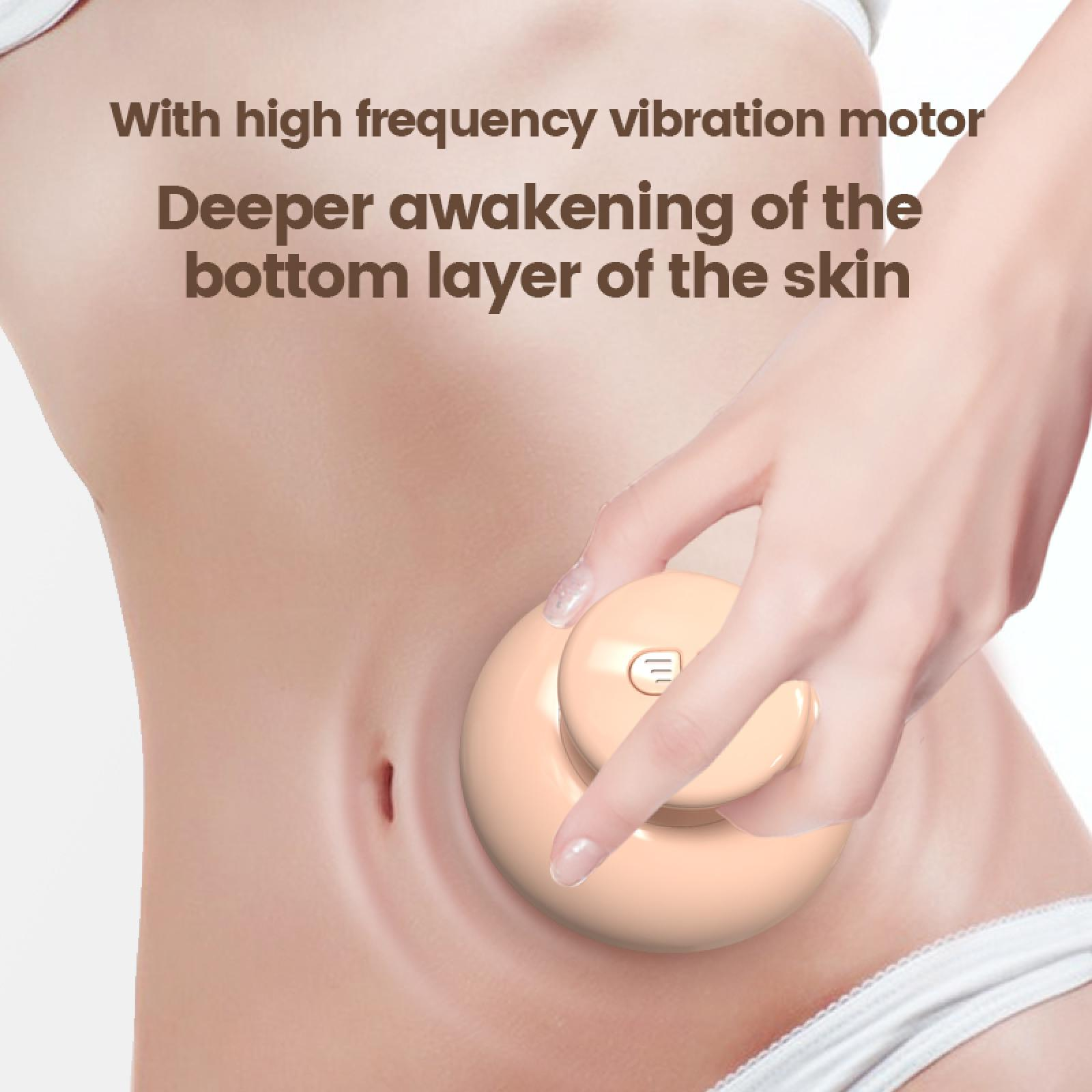 Eine Hand hält ein beiges Hautmassagegerät gegen den Bauch einer Person. Text: tieferes Erwachen der Haut.