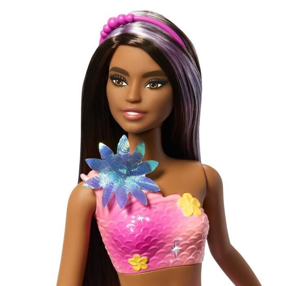 Eine Barbie-Puppe mit brauner Haut und langen braunen Haaren. Sie trägt ein rosa Oberteil mit Blumen und eine blaue Blume auf der Schulter.