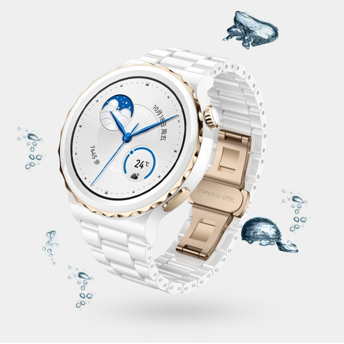 Eine weiße Smartwatch mit goldenen Akzenten und einem weißen Armband. Wassertropfen umgeben die Uhr. Das Zifferblatt zeigt Datum und Temperatur.