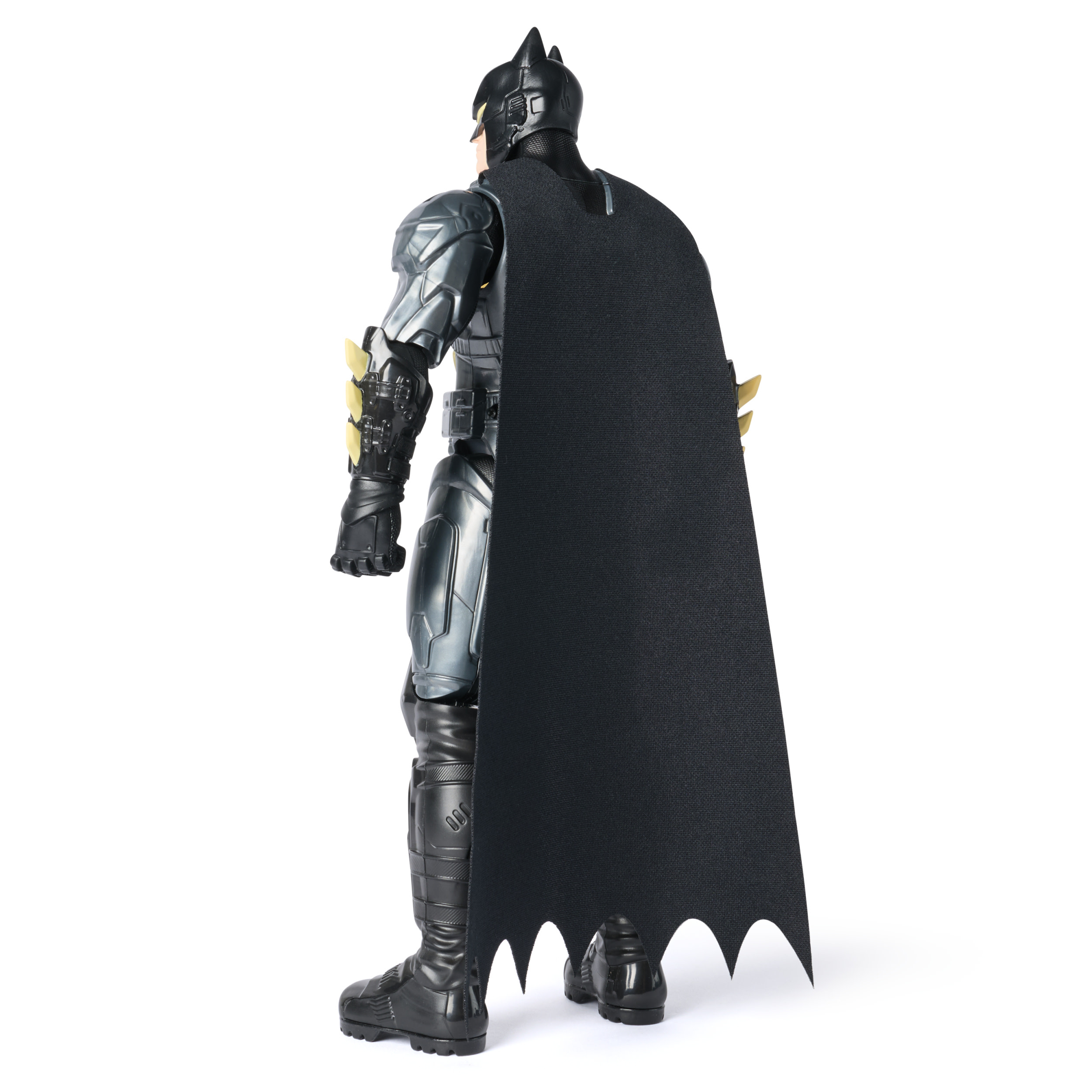 Eine Batman-Actionfigur, von hinten gesehen. Sie trägt einen schwarzen Umhang und graue Rüstung auf weißem Hintergrund.