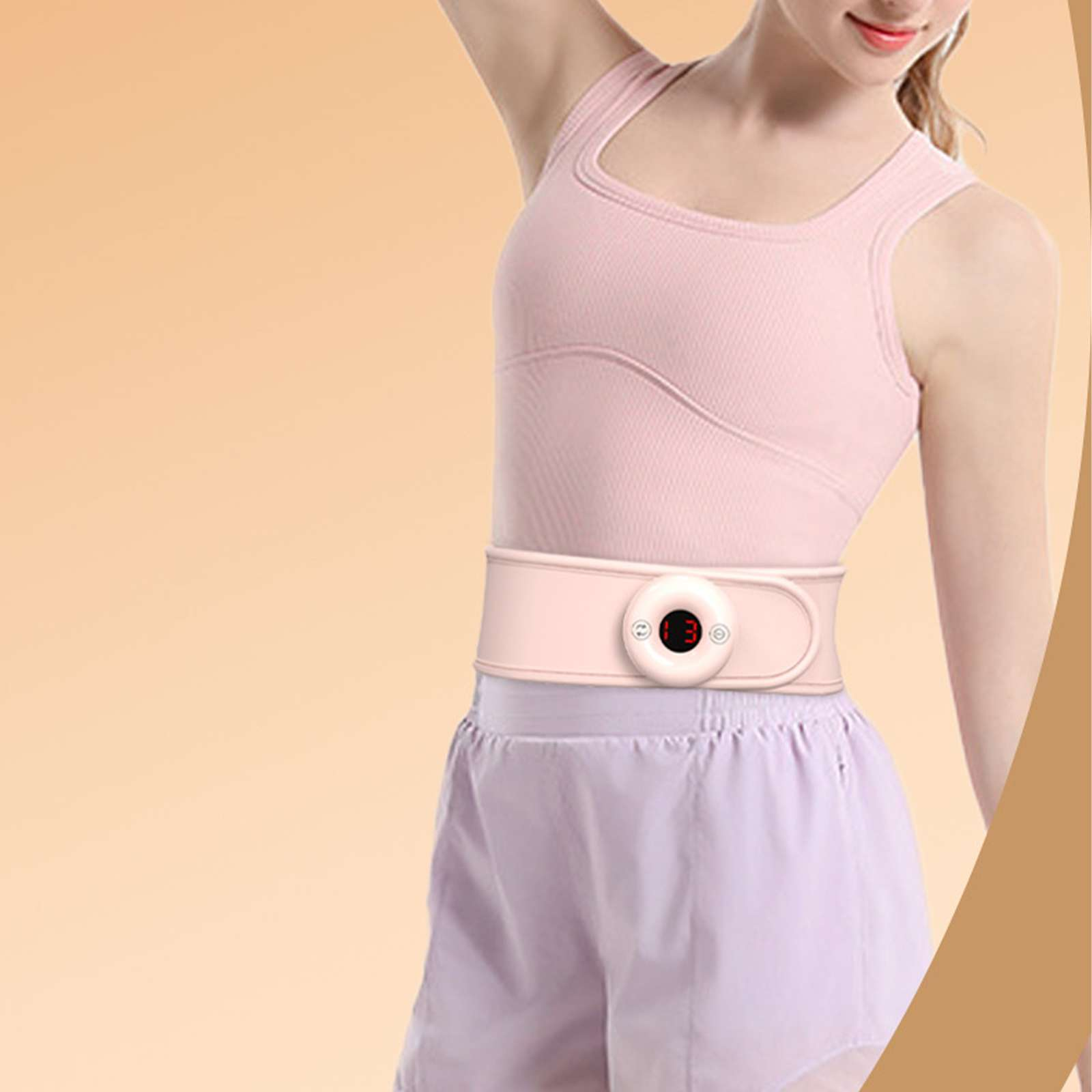 Frau mit pinkfarbenem Gürtelmassagegerät. Digitalanzeige zeigt '3'. Sie trägt ein pinkfarbenes Top und lilafarbene Shorts, vor Pfirsichhintergrund.