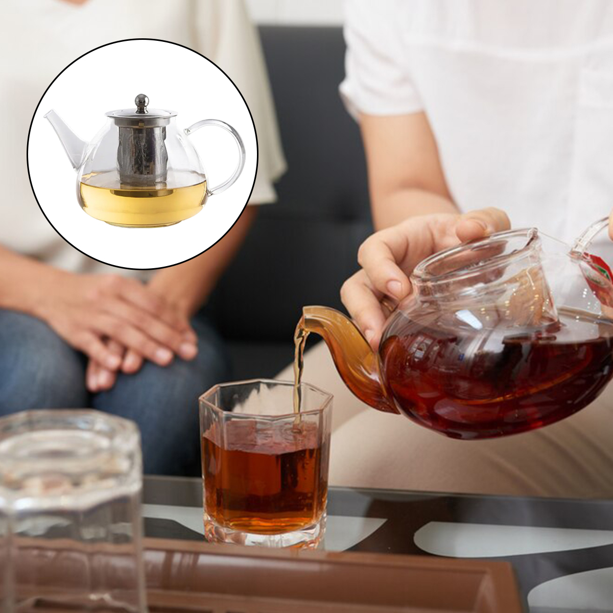 Eine Person gießt Tee aus einer gläsernen Teekanne in ein Glas. Eine Teekanne mit Tee befindet sich im Hintergrund.