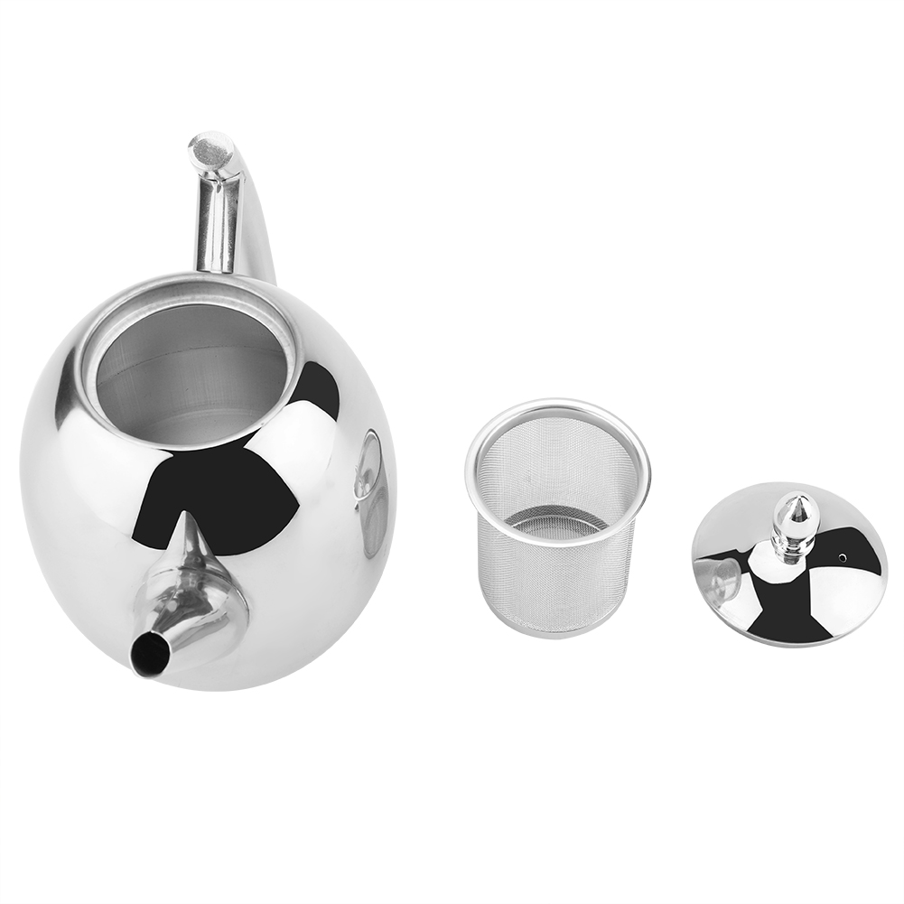 Eine glänzende, runde Edelstahl-Teekanne mit Ausguss, Sieb und Deckel auf weißer Oberfläche.