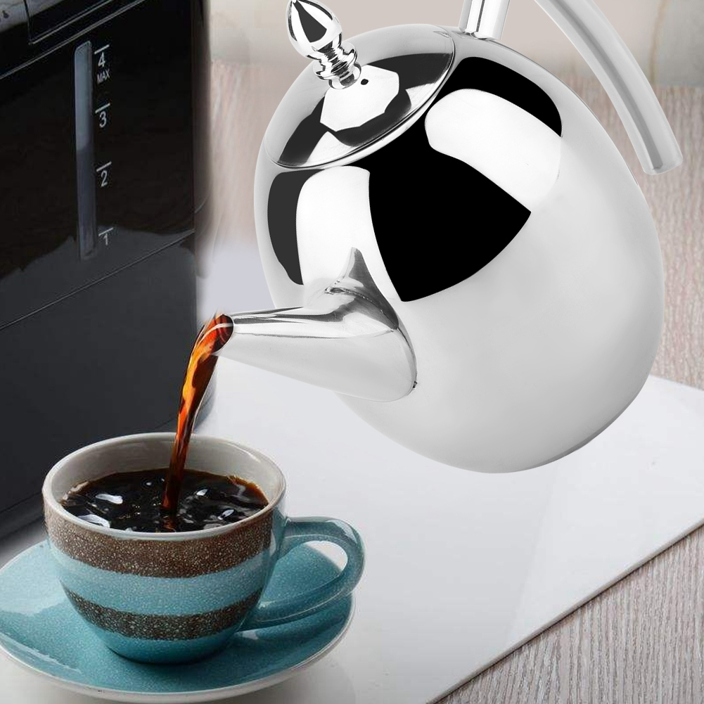 Eine glänzende silberne Teekanne gießt Kaffee in eine gestreifte Tasse auf einer Untertasse. Links ist eine Kaffeemaschine.