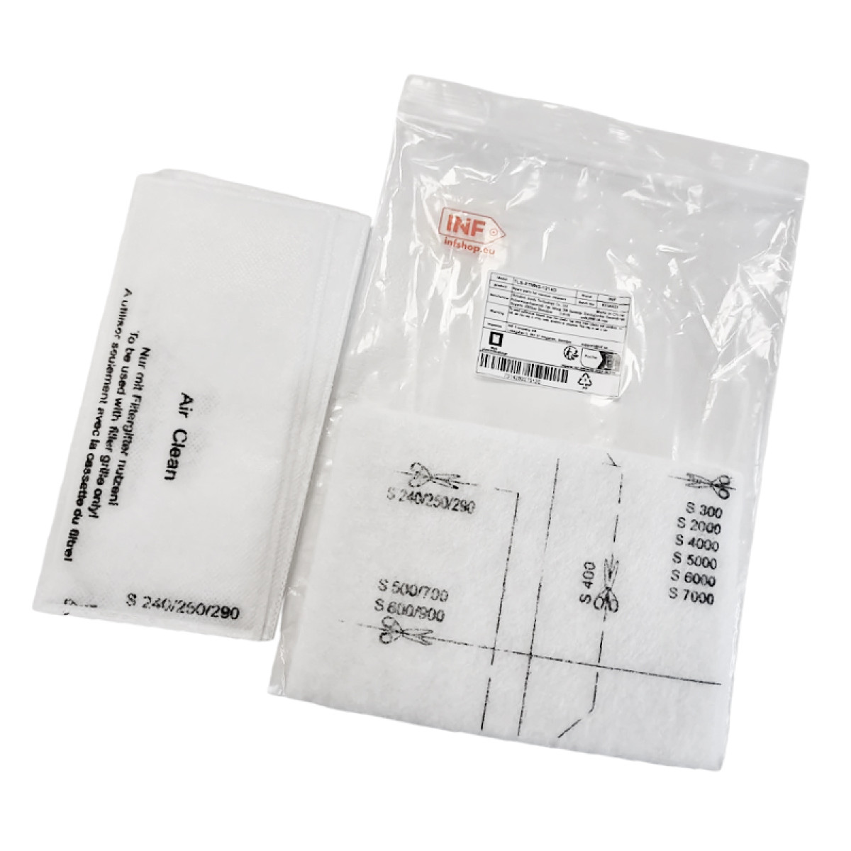 Białe pakiety filtrów powietrza. Jeden jest oznaczony Air Clean z informacjami o rozmiarze. Drugi jest w plastikowej torbie z etykietami i rozmiarami.