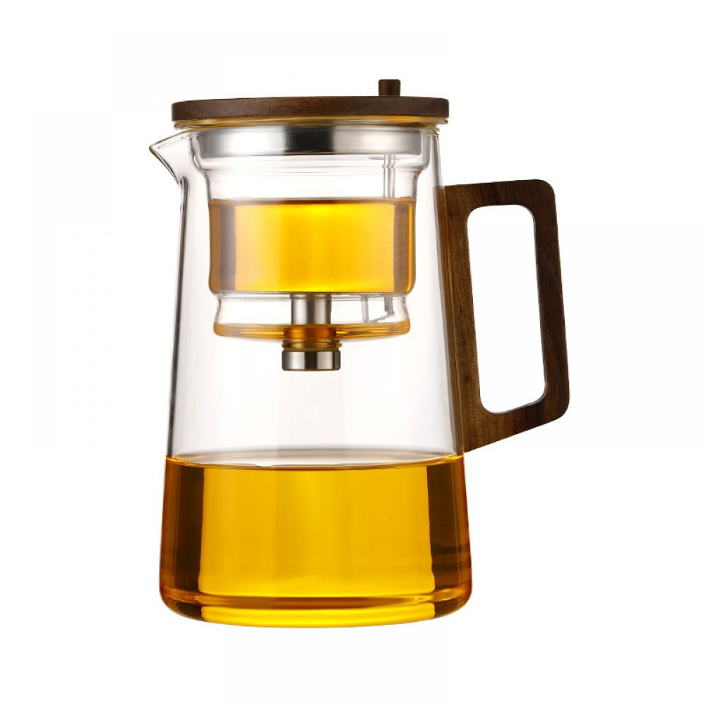 Eine klare Glasteekanne mit Holzgriff und Deckel. Der Tee hat eine goldene Farbe. Die Teekanne hat einen Filter.