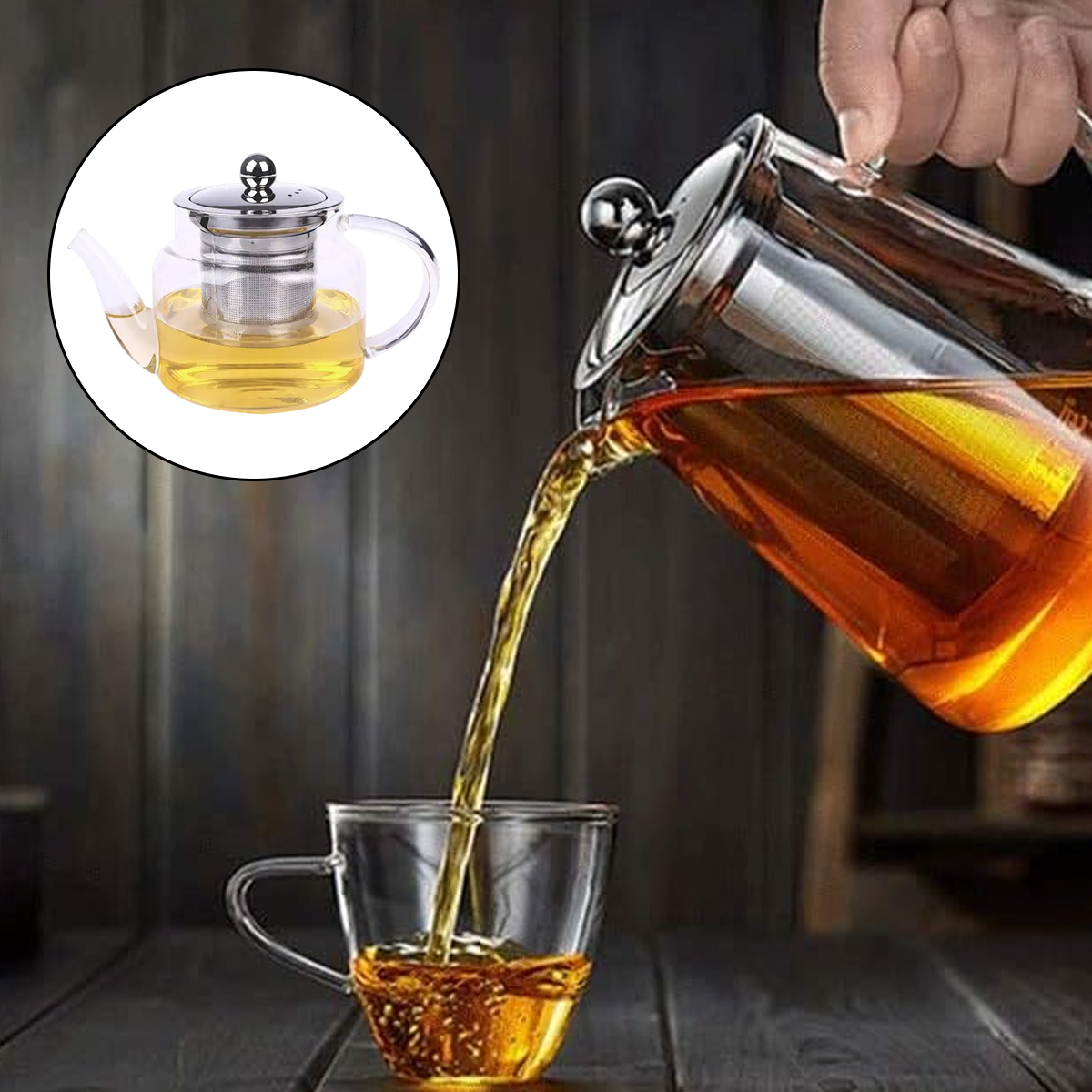Eine Teekanne gießt Tee in eine gläserne Tasse. Die Teekanne hat einen Metalldeckel und einen Glaskörper. Ein kleineres Bild der Teekanne befindet sich in einem Kreis.