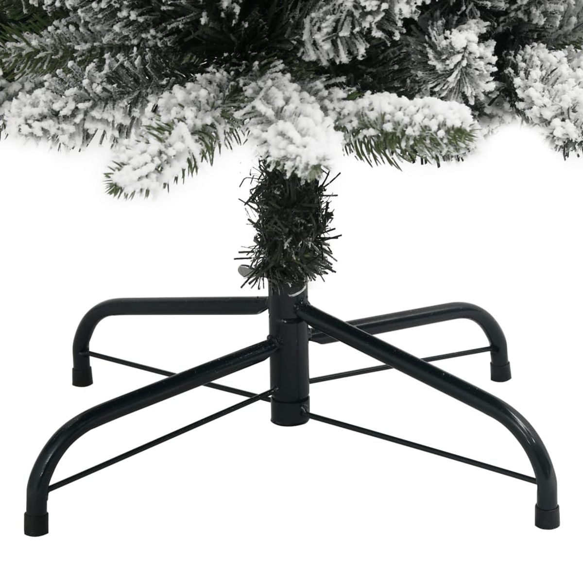 Nahaufnahme eines Weihnachtsbaumfußes. Der grüne Baum hat schneebedeckte Äste. Ein schwarzer Metallständer stützt den Baum.