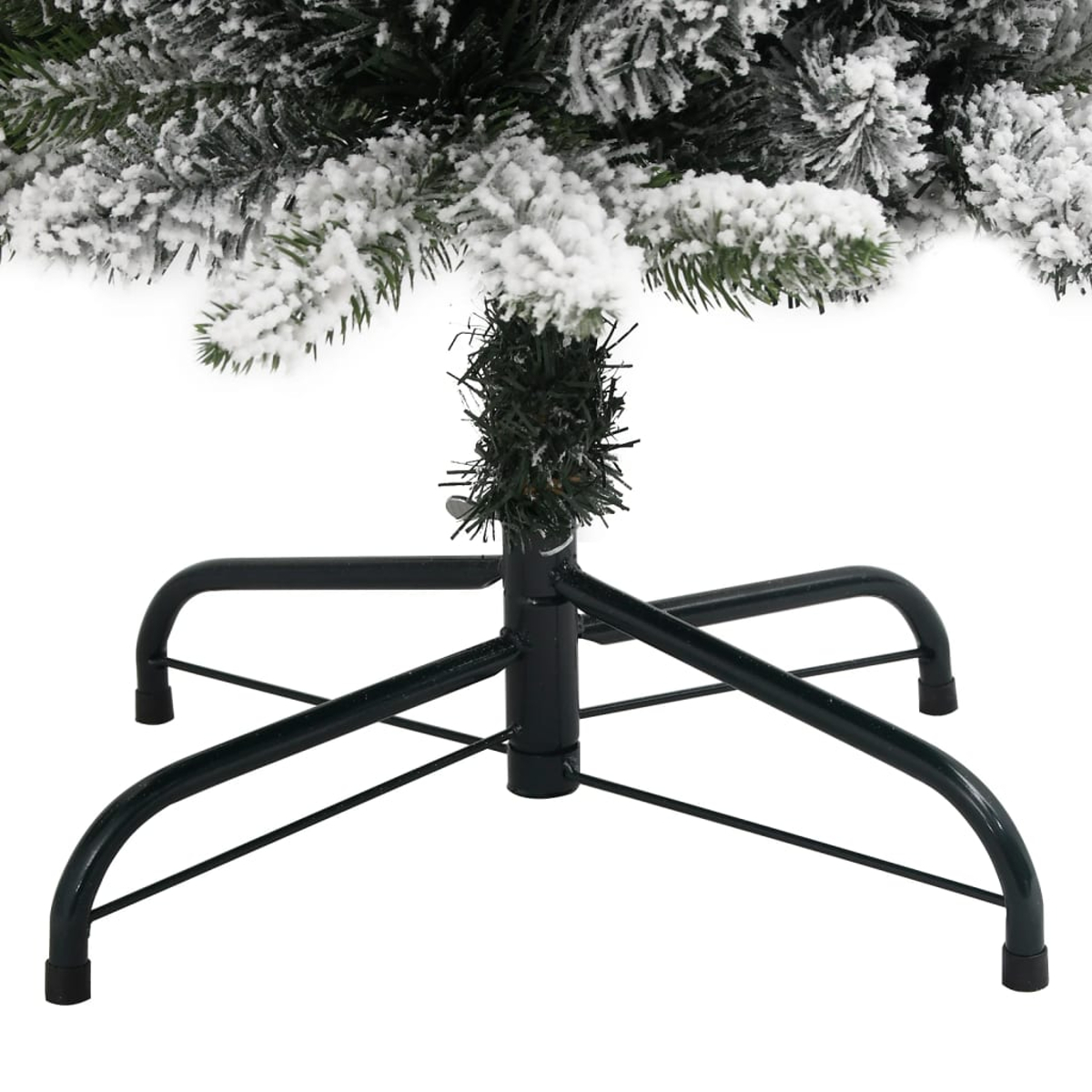 Primo piano di un albero di Natale innevato, che mostra la base e il supporto. Rami verdi con neve bianca, supporto in metallo nero.