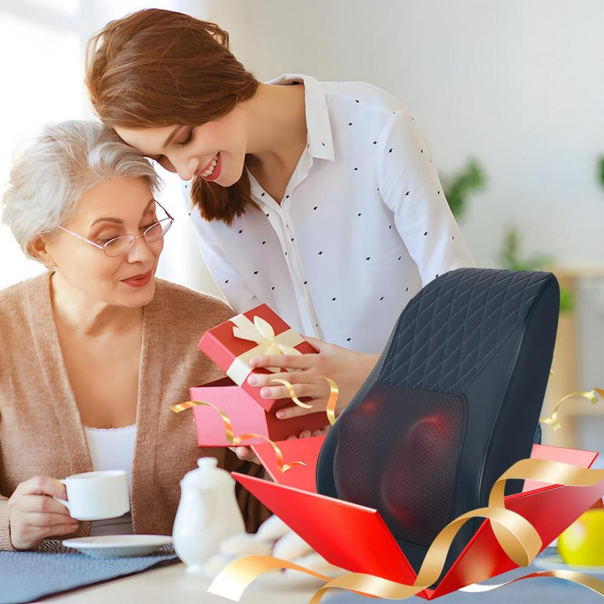 Eine Frau schenkt einer älteren Frau ein Geschenk. Ein Massagesessel wird in einer roten Box präsentiert. Sie lächeln.