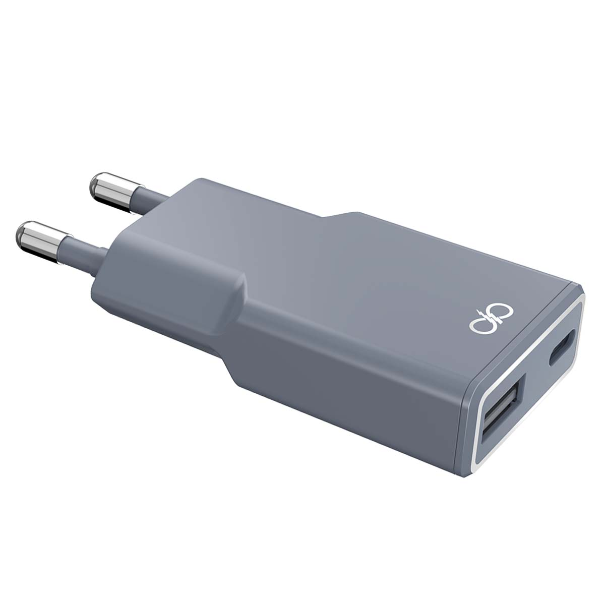 Un caricabatterie grigio con due spine argentate. Ha una porta USB e un logo sul lato. Isolato su sfondo bianco.
