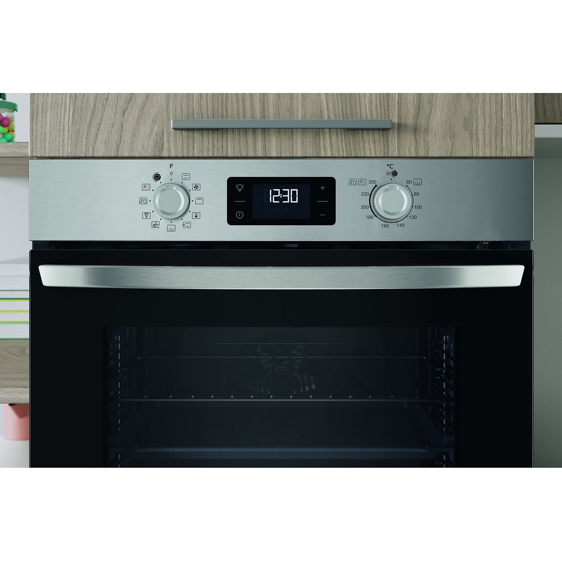 Un forno in acciaio inossidabile con display digitale 12:30. Manopole e maniglia visibili. Il forno è integrato.