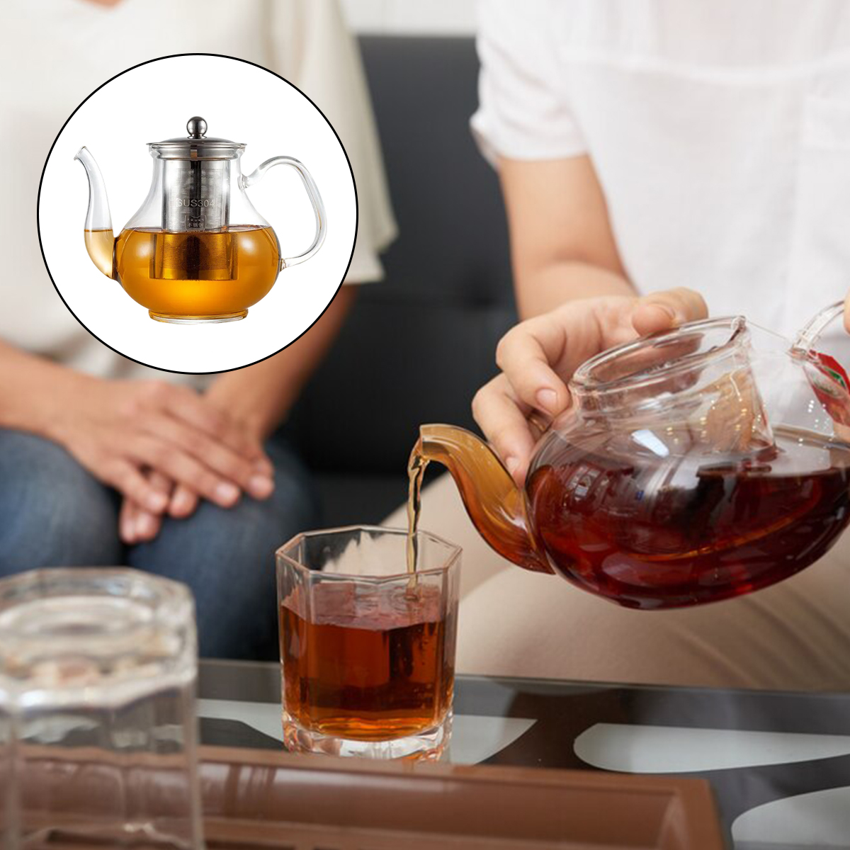 Eine Person gießt Tee aus einer Glaskanne in ein Glas. Eine weitere Teekanne mit Tee befindet sich im Hintergrund.