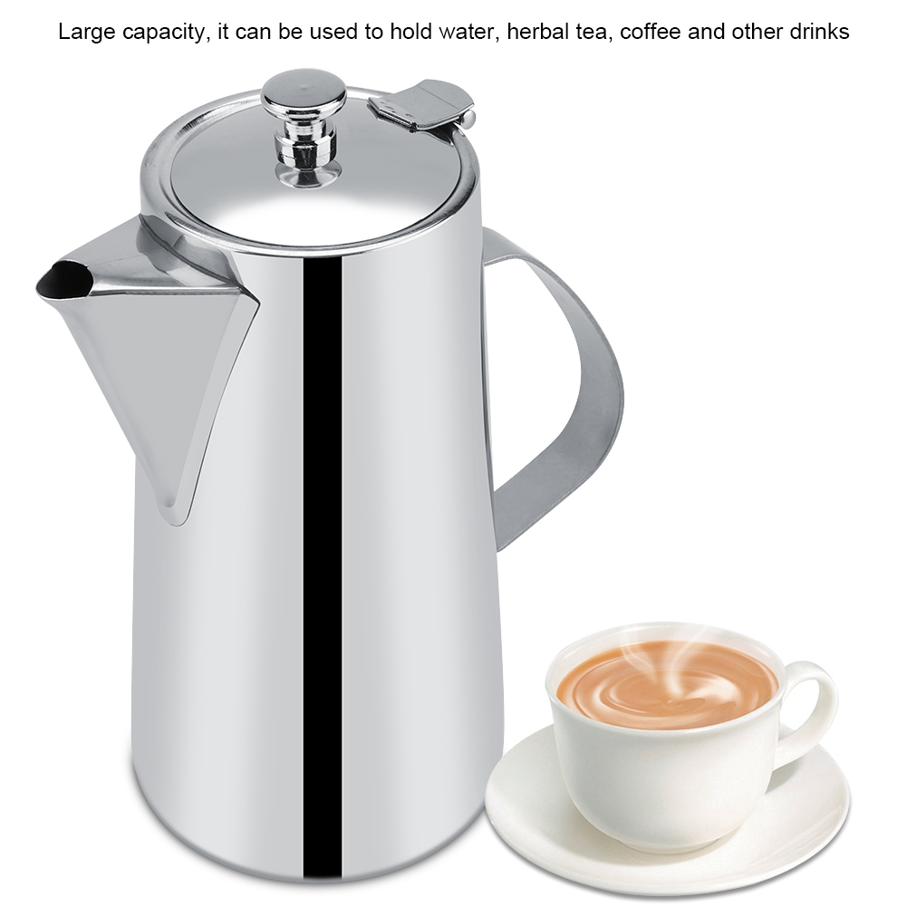 Eine Kaffeekanne aus Stahl und eine Tasse Kaffee mit Dampf stehen auf einer weißen Oberfläche. Die Kanne hat einen Griff und einen Deckel.