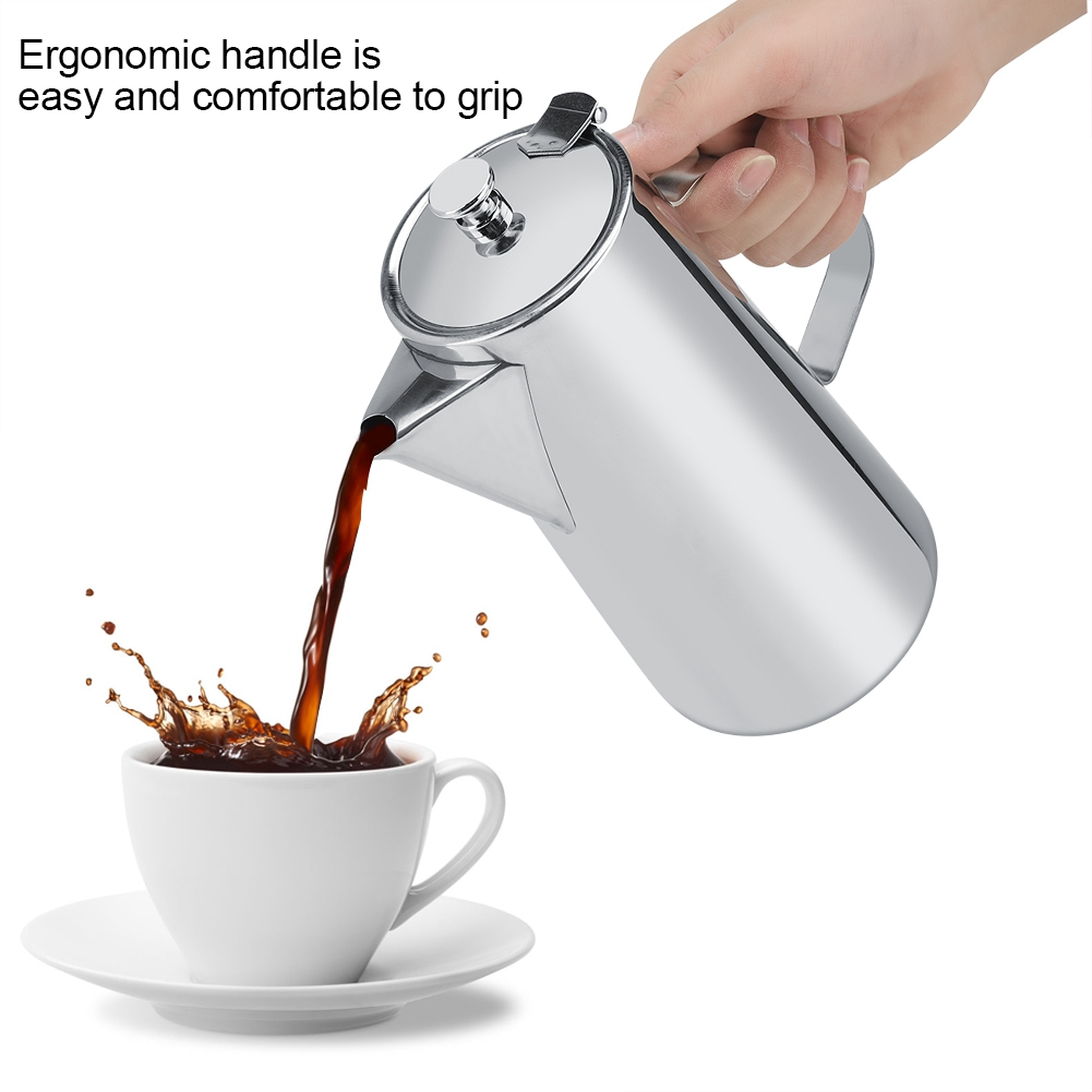 Eine Hand gießt Kaffee aus einer Silberkanne in eine weiße Tasse und verursacht einen Spritzer. Die Tasse steht auf einer Untertasse.