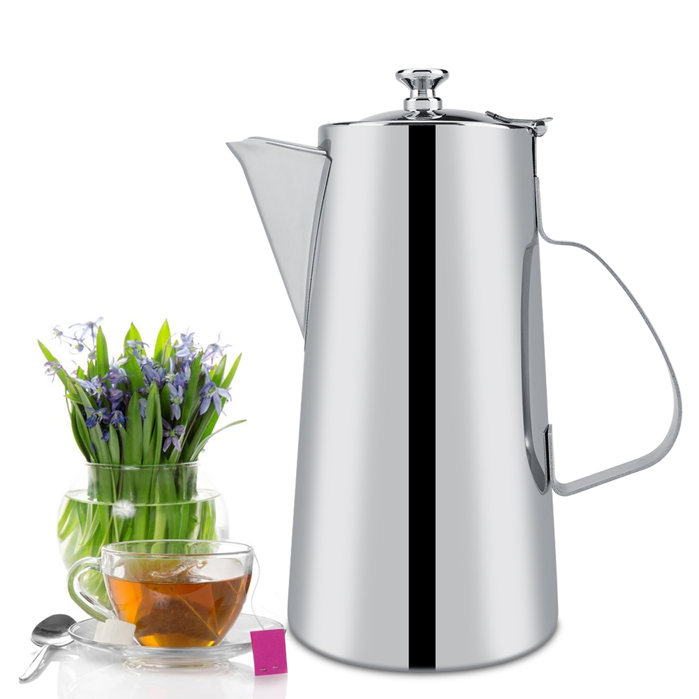 Eine glänzende silberne Teekanne mit schwarzem Streifen, neben einer Tasse Tee und Blumen.