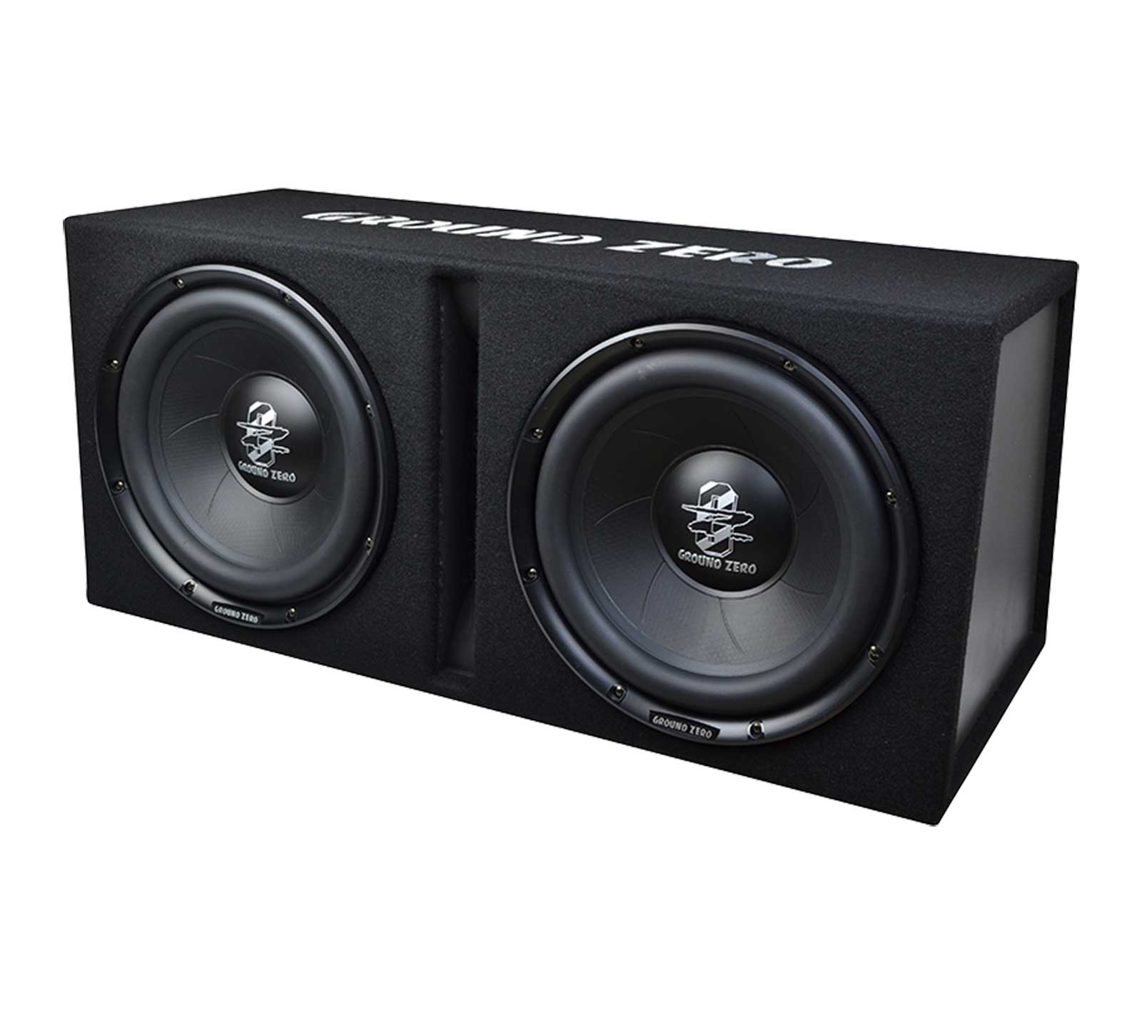 Un subwoofer Ground Zero nero con due altoparlanti. Testo Ground Zero bianco sopra. Gli altoparlanti hanno loghi.