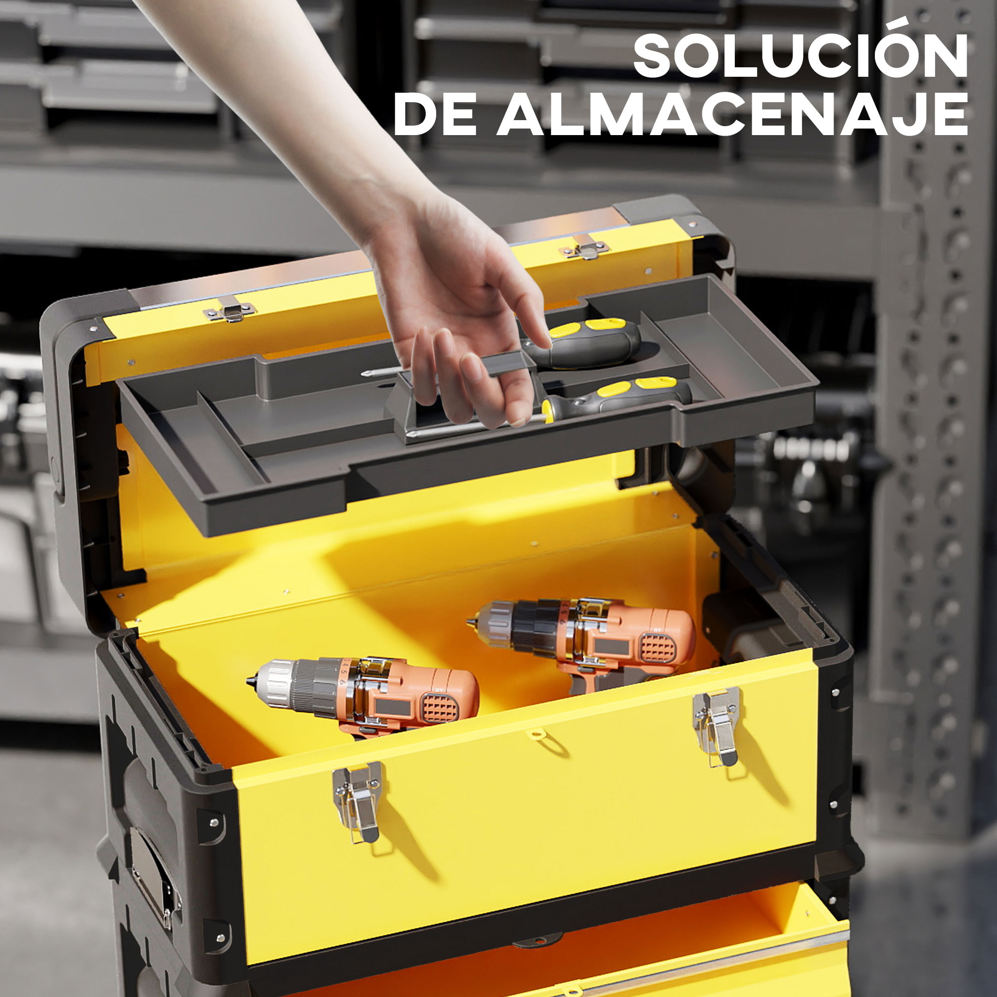Una mano sosteniendo un destornillador sobre una caja de herramientas amarilla abierta. Dos taladros y destornilladores visibles.