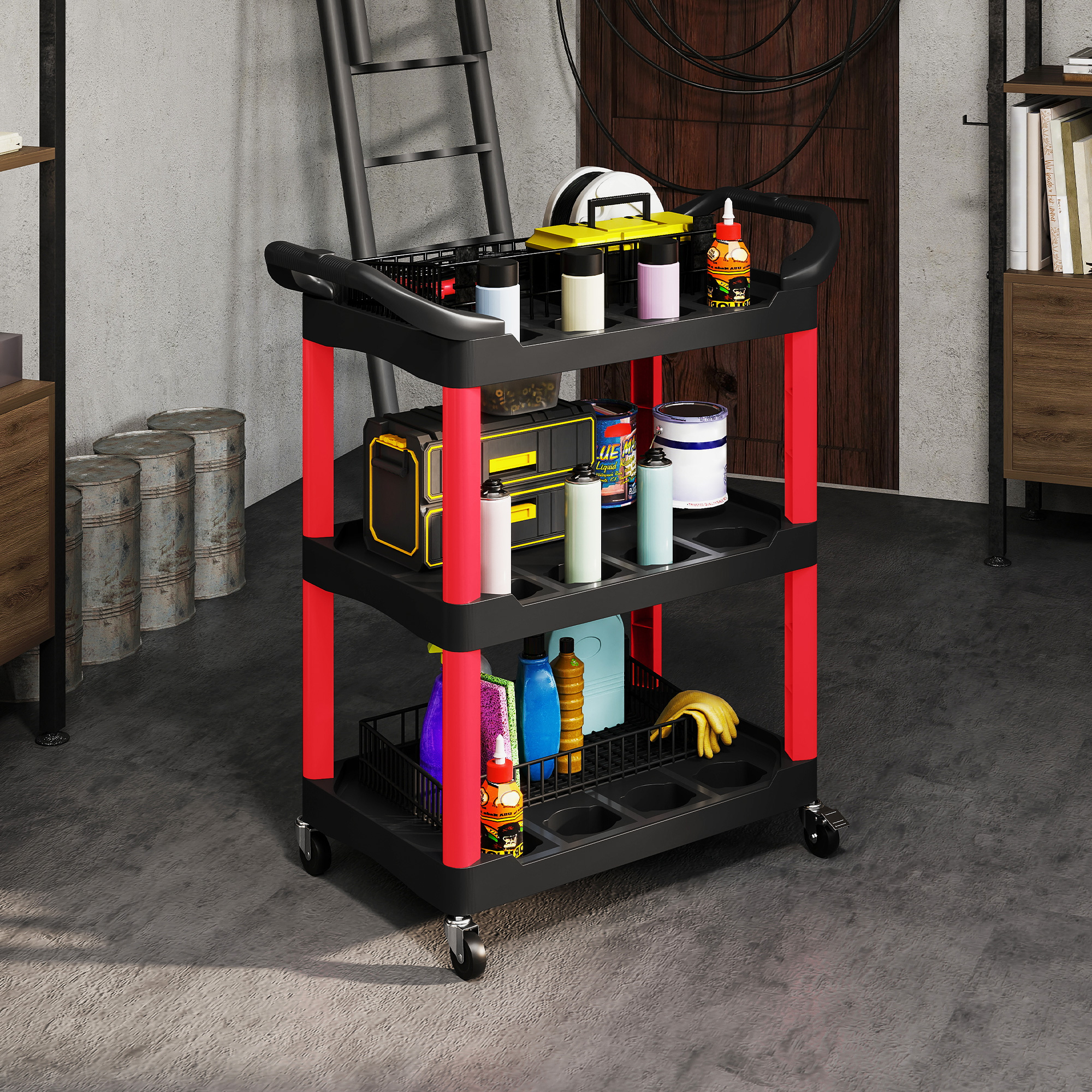 Un carro negro de tres niveles con soportes rojos, lleno de herramientas y productos de limpieza, está en un piso de concreto gris.