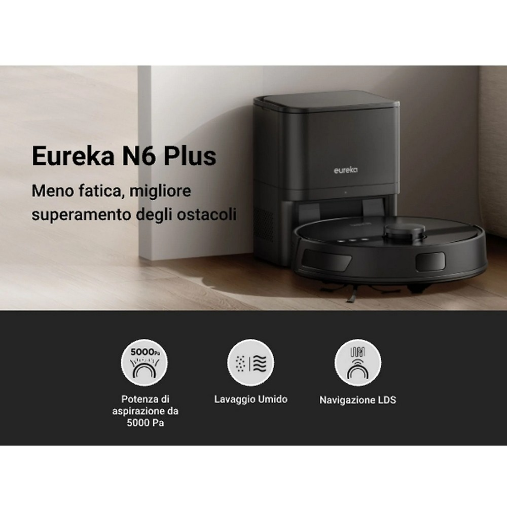 Una aspiradora robot Eureka N6 Plus negra está sobre un piso de madera, cerca de una pared blanca. Los iconos mencionan aspiración, limpieza húmeda y navegación.