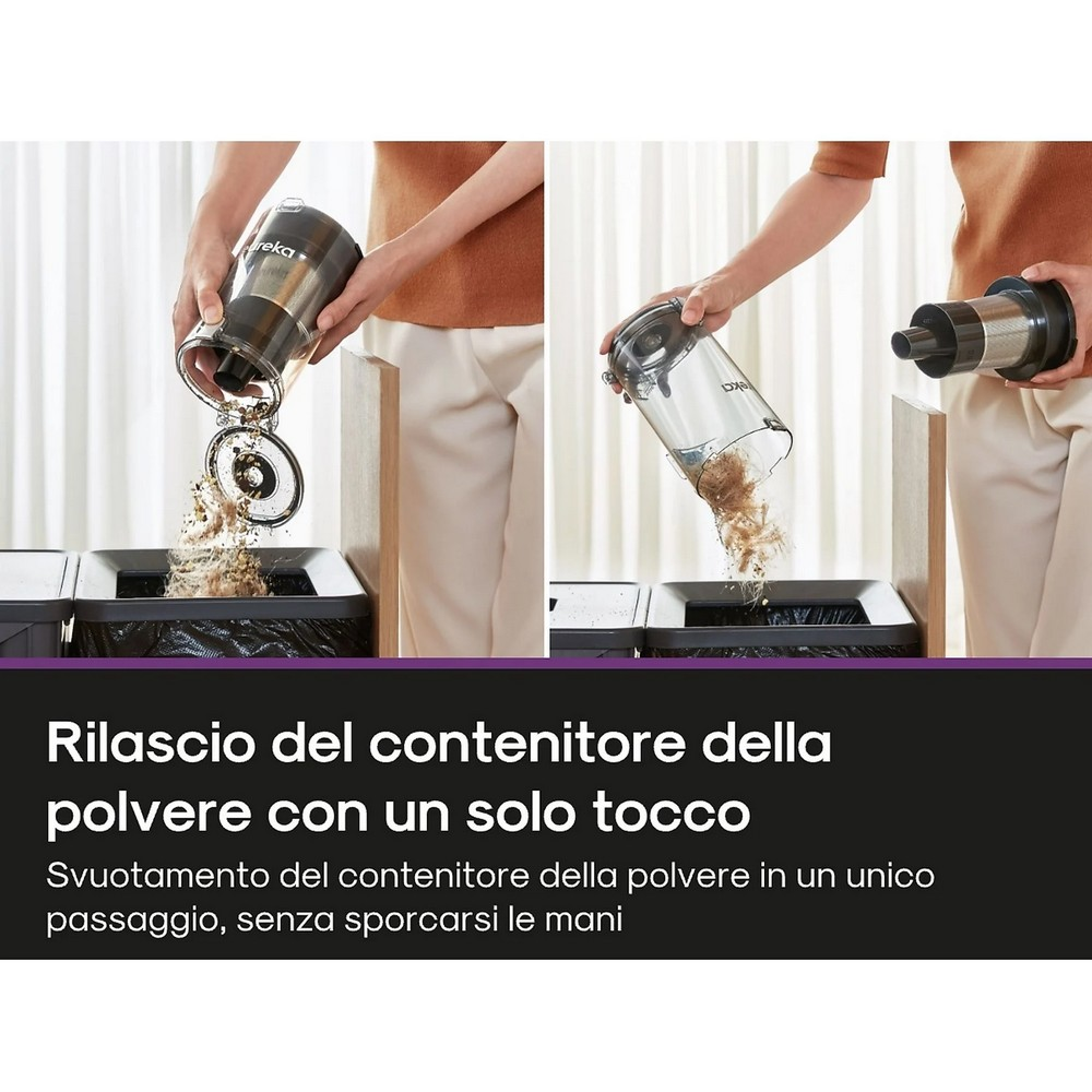 Una persona vacía el depósito de polvo de una aspiradora en un cubo de basura. El depósito es transparente, el polvo es marrón.