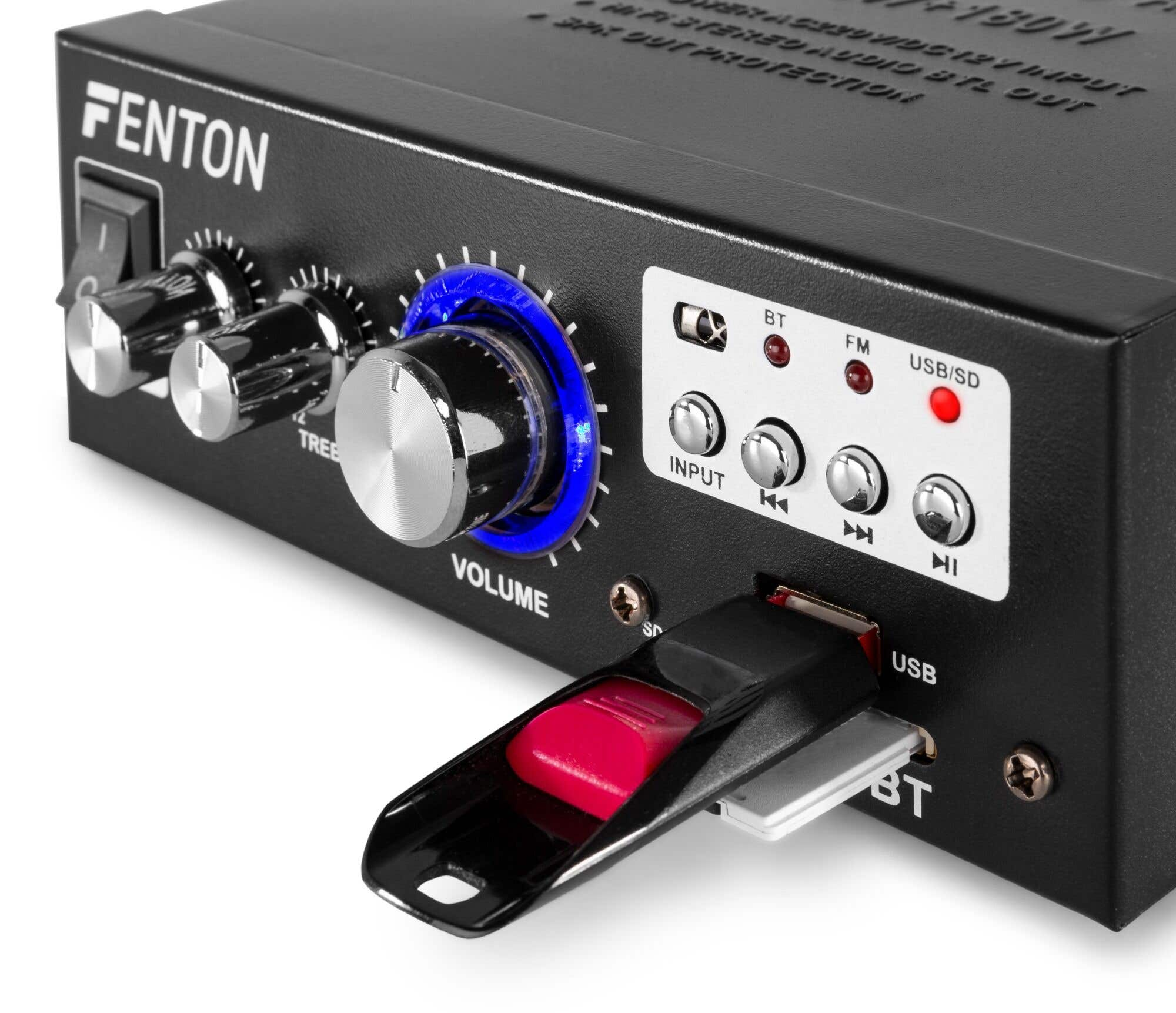 Amplificador de audio negro con perillas, botones y un puerto USB con una unidad USB roja insertada.