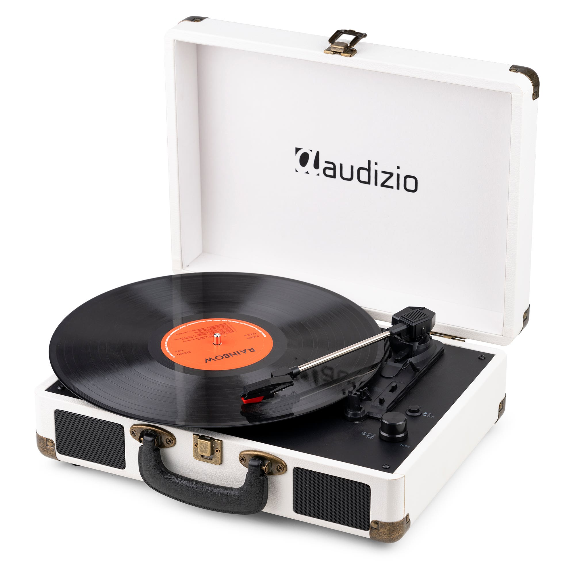 Tocadiscos blanco con forma de maleta y disco de vinilo negro reproduciéndose. Tiene detalles dorados y un asa negra.