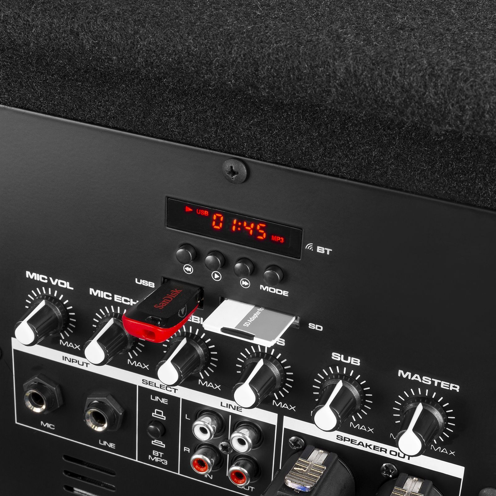 Tableau de mixage audio noir avec affichage numérique rouge et clé USB insérée. Boutons et ports sont visibles.