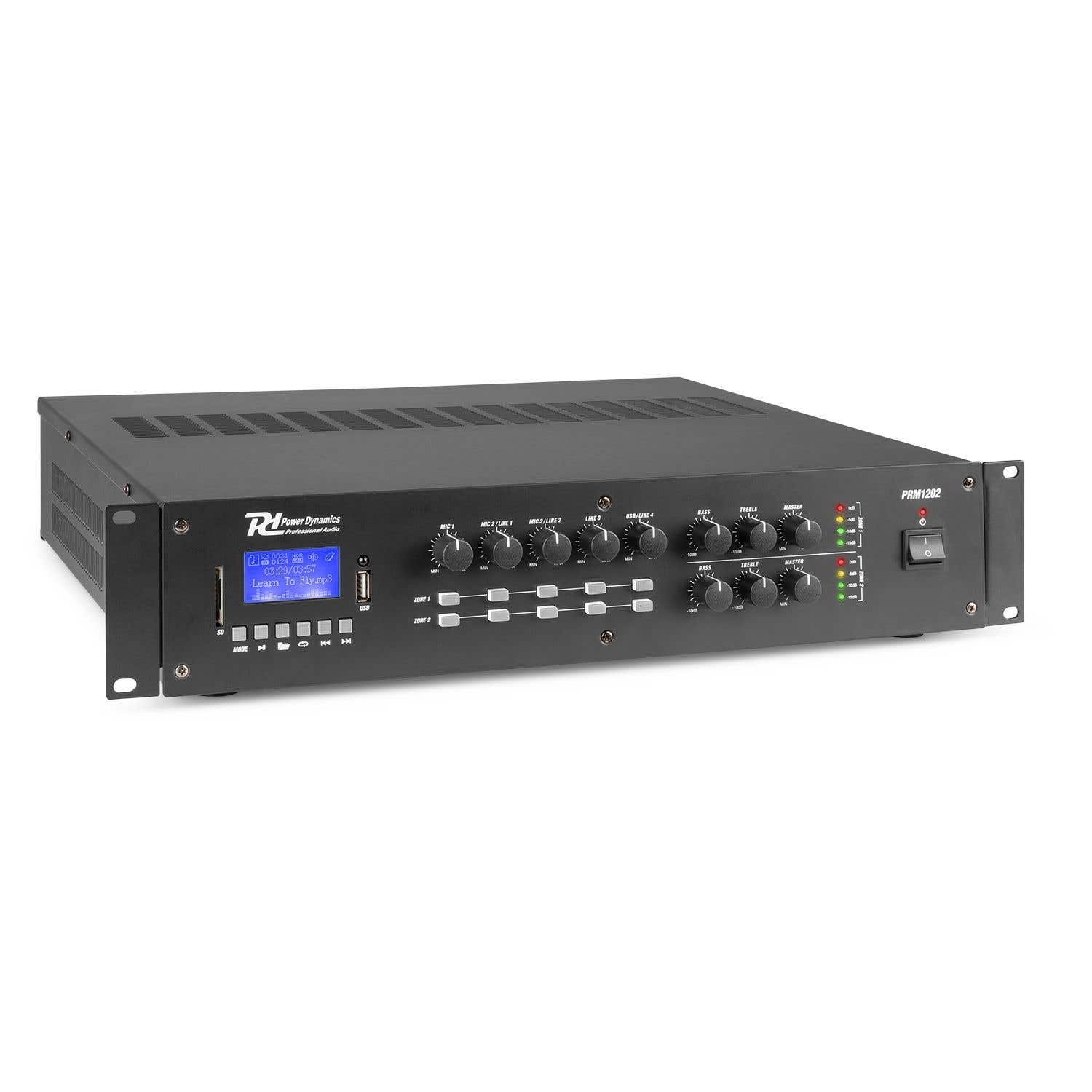 Un mezclador de audio Power Dynamics negro. Tiene botones, perillas y una pantalla. La pantalla muestra el título de la canción, la hora y otros ajustes.