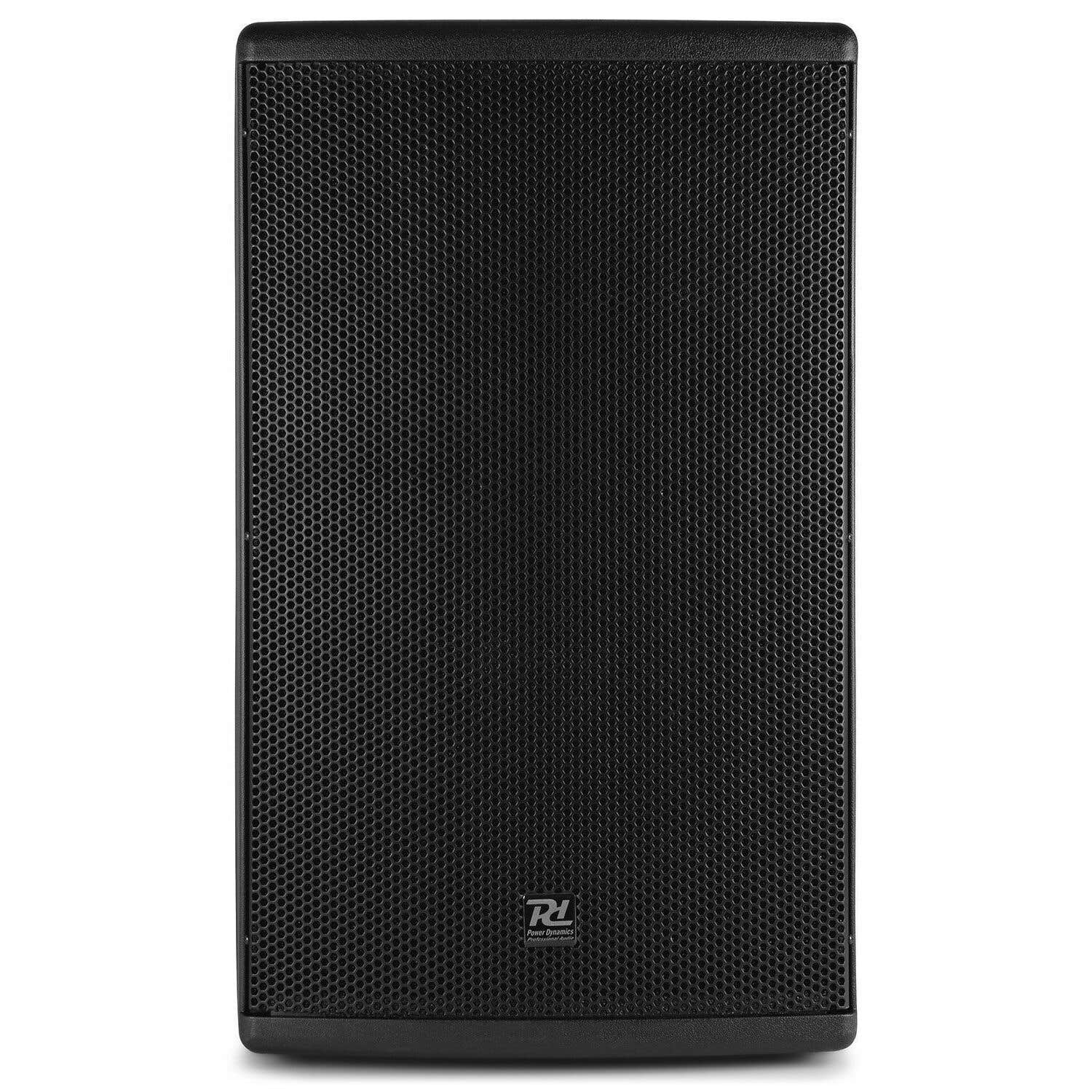 Un gran altavoz negro con una rejilla de panal domina la imagen. El altavoz tiene esquinas redondeadas y un logotipo en la esquina inferior derecha.