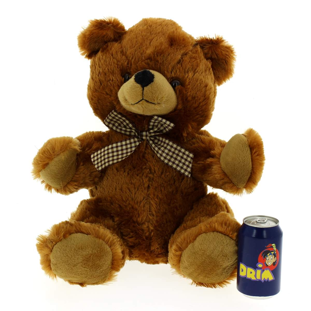 Un oso de peluche marrón con pajarita a cuadros está junto a una lata azul de 'DRIM'.